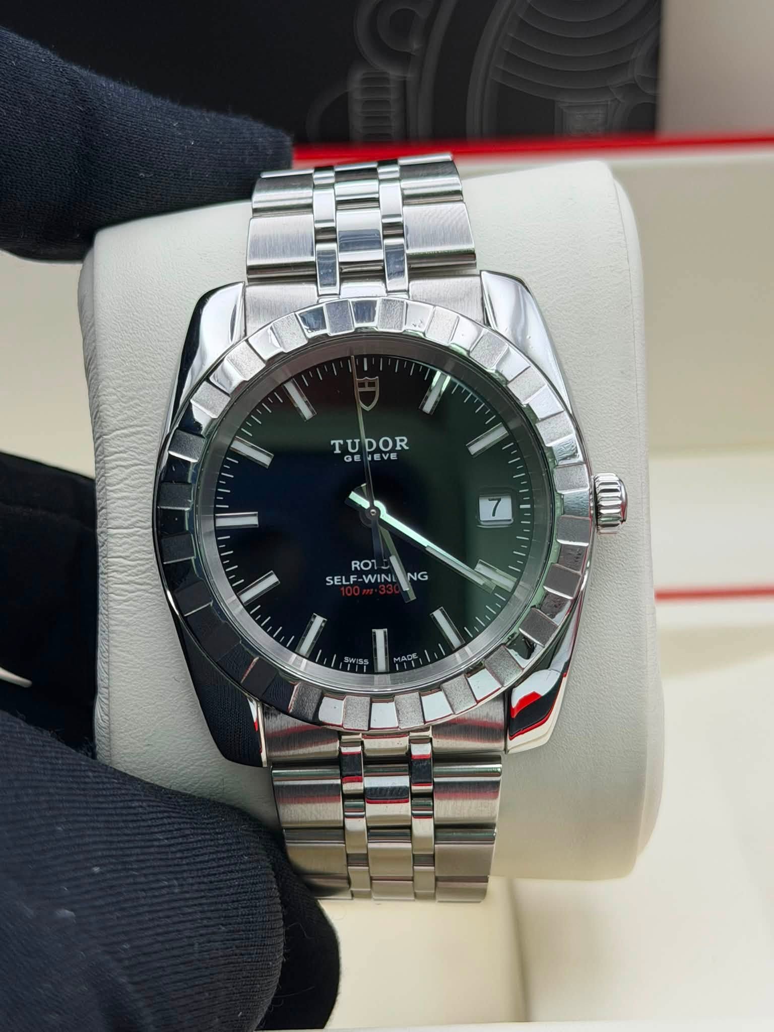 May be an image of wrist watch and text that says 'TUDOR RO SELF SELF-WI -WIN Wi NG'