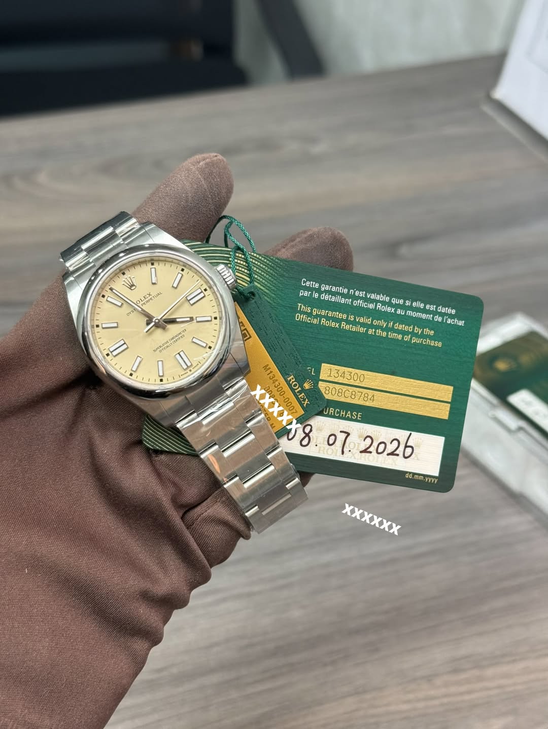 May be an image of digital watch and text that says 'W 0I RY OLEX ملم Cette par détaillant valable que This squarantesis otibciei Rolexa moment del 'achat datée Official Rolex…