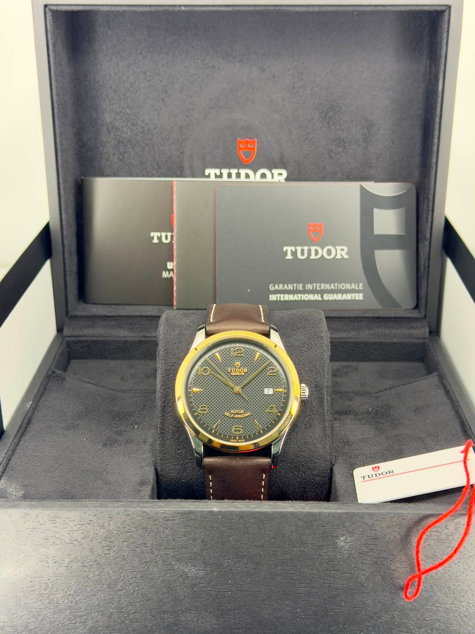 May be an image of digital watch and text that says 'TIIDOR TU MA TUDOR GARANTIE INTERNATIONALE INTERNATIONALGUARANTEE INTERNATIONAL GUARANTEE I O TODOR Be 自 ய A I ELPNNENO م…