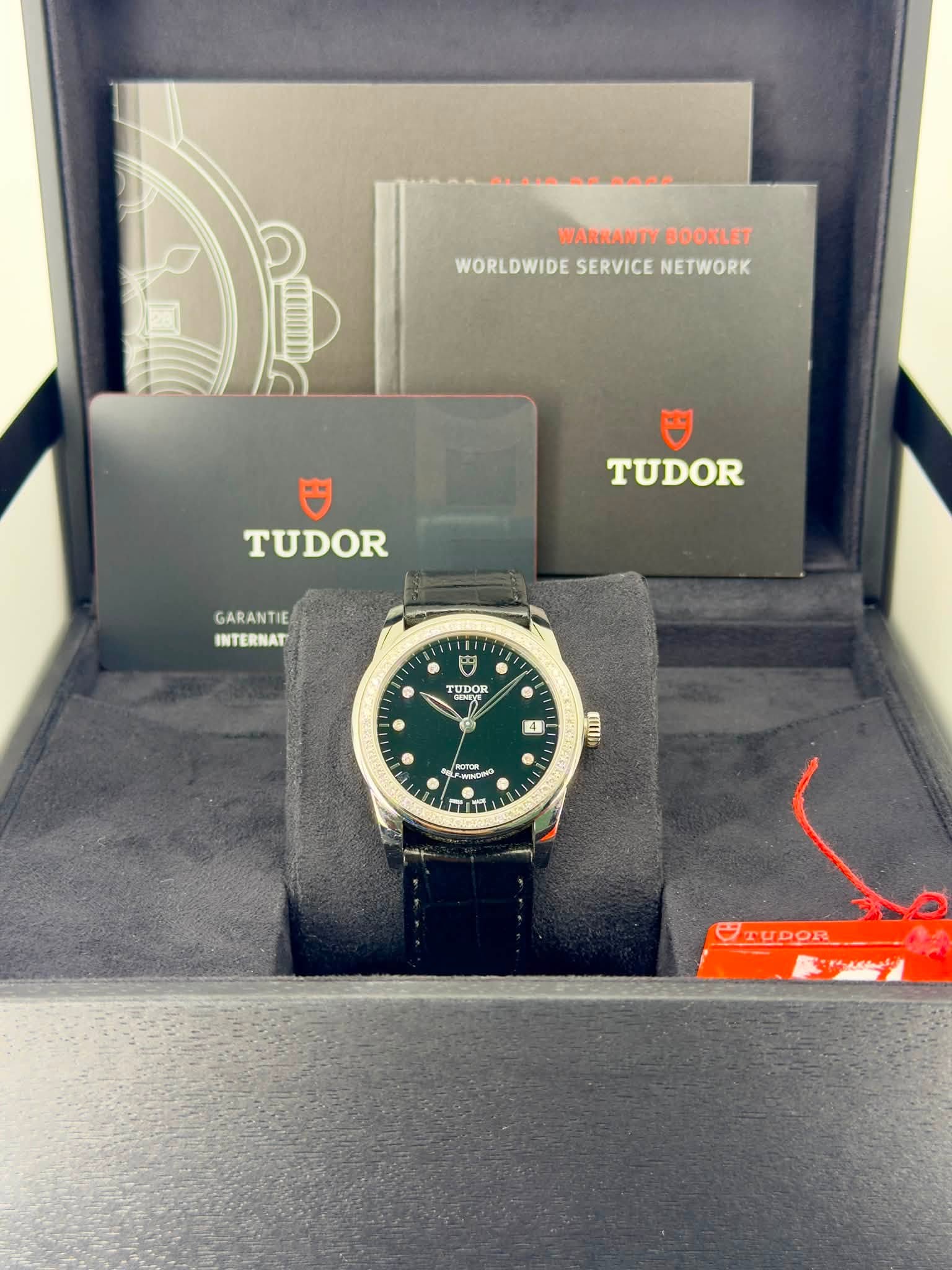 May be an image of wrist watch and text that says 'ESIAAE.RAPP WARRANTY WARRANTYBOOKLET BOOKLET WORLDWIDE SERVICE NETWORK 川眉 Q国I TUDOR TUDOR GARANTIE INTERNAT 円 6 ® TUDOR G0S 4…