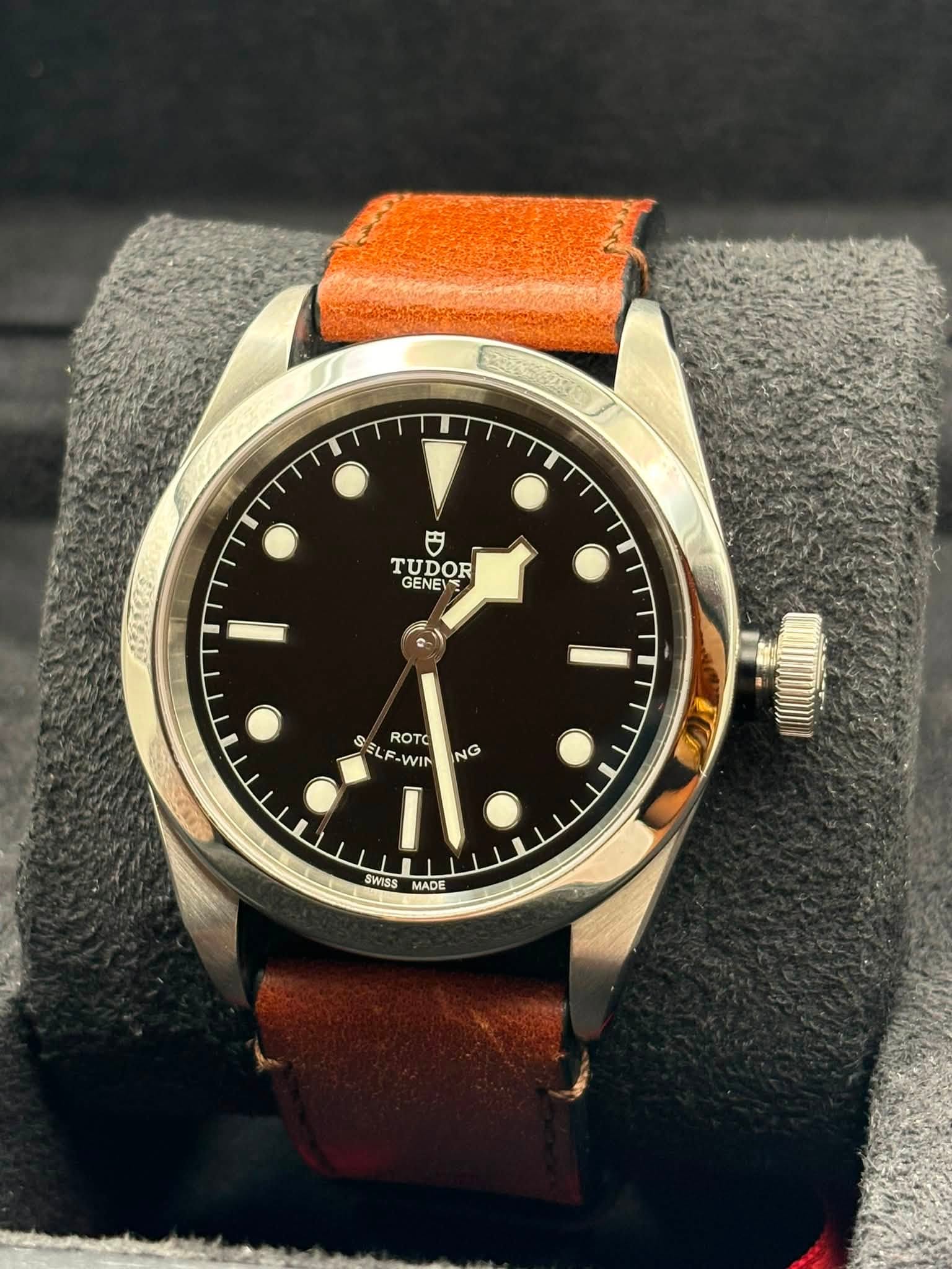 May be an image of wrist watch and text that says 'TUDOR 一 GENEV ROTC ELF-WIN WIN NG IT3 10 SWISS 星人 E MADE 6 0%'