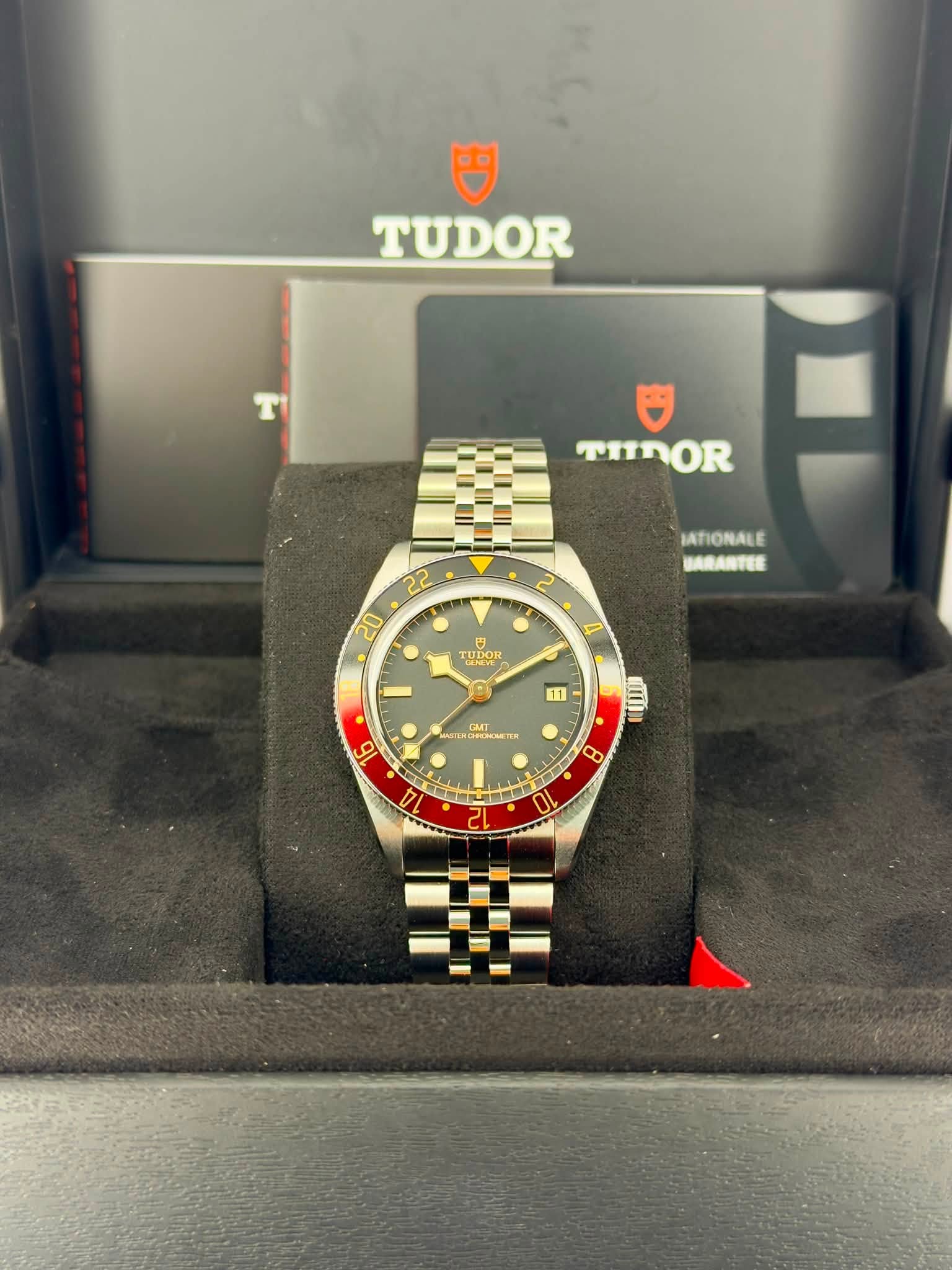 May be an image of wrist watch and text that says 'TUDOR T TIDOR 22 20 2 ATIONALE BARANTEE o TUDOR 11 GMT rAT EHCbcи 10 ατή TT e 一車 B 2'