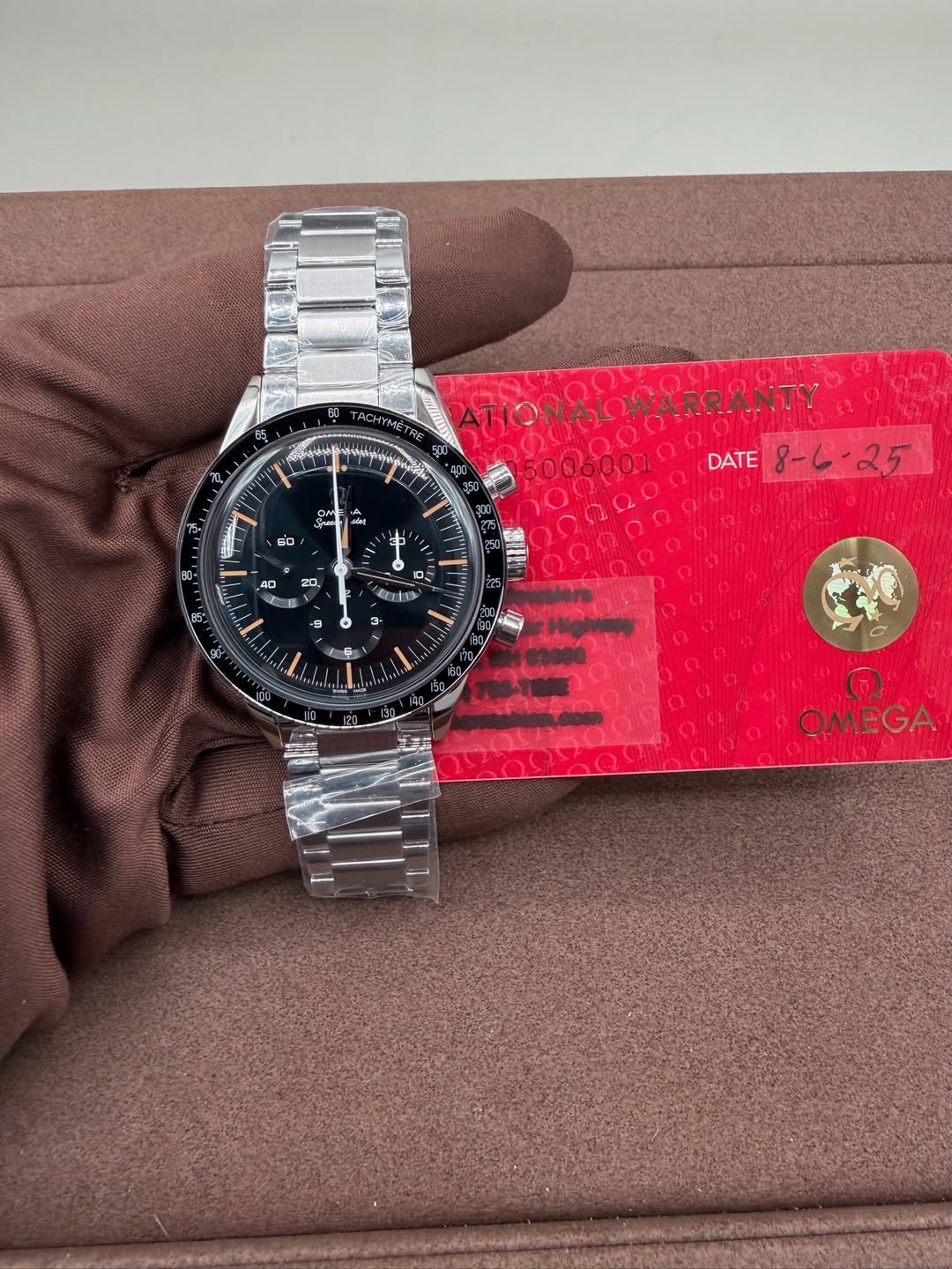 May be an image of wrist watch and text that says 'TACHYMETR 400 Om လိပ်သုံ် 6่ง ต่อ ATIONAL WARRANTY 5005001 ၁၀၀ 40 20. DATE D. 町 1s -S 9 3- 2 OMEGA'