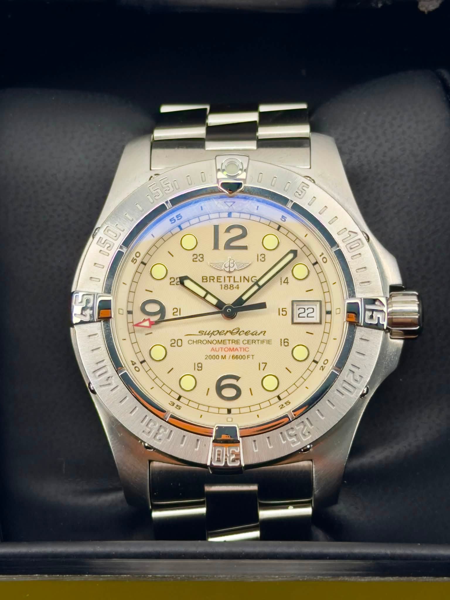 May be an image of wrist watch and text that says ' M 0.0 ปี 00d5 5 U ١ O 12 O 0 23 අරරප BREITLING BREI a superBcean 20 CHRONOMETRE CERTIFIE AUTOMAT TOMATIC 2000M /6600FT 19 17 6 I…