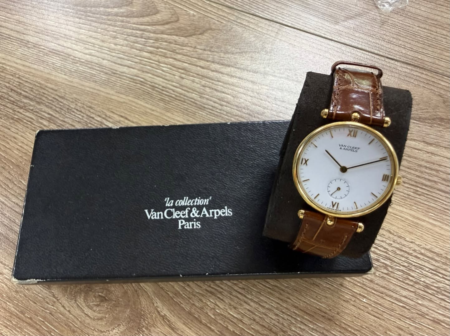 May be an image of leather, wrist watch and text that says '1 さ VANCLEXP An4 LARPILS اا ١ 'la collection' Van Cleef VanCleefArpels &Arpels Paris ከኒኒ to wl V VI 6a 9'