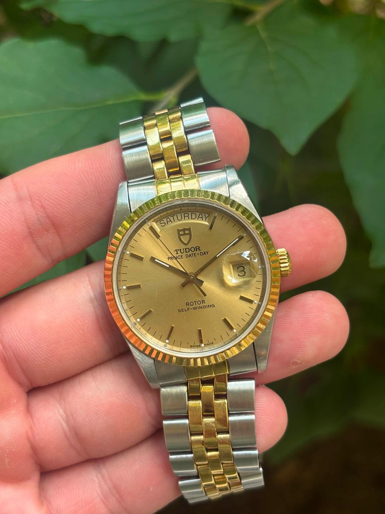May be an image of wrist watch and text that says 'SATURDAY 円 PRACE TUDOR NCEDATE+DAY CL DATE-DAY RHUCE L 3 ROTORING SELF-WII ROTOR DING SELF-WINDING Np'