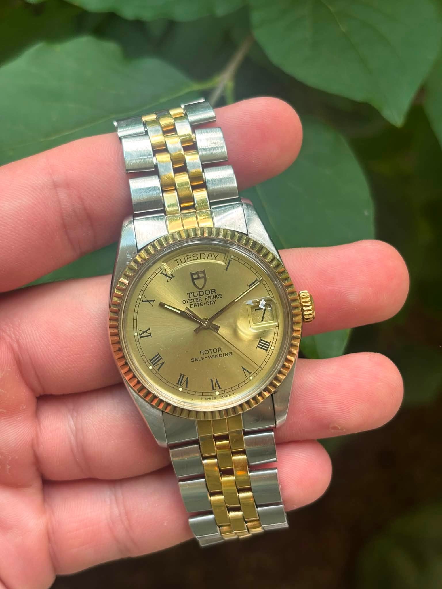 May be an image of wrist watch and text that says 'TUESDAY 이성 בלן ١ OYSTER TODOR PaNc OYSTER VTE OYSTERPIONG TUD DATE-DAY ር IX ወንነክ III ROTOR EUSITOR -WINDING SELA VI I 0'