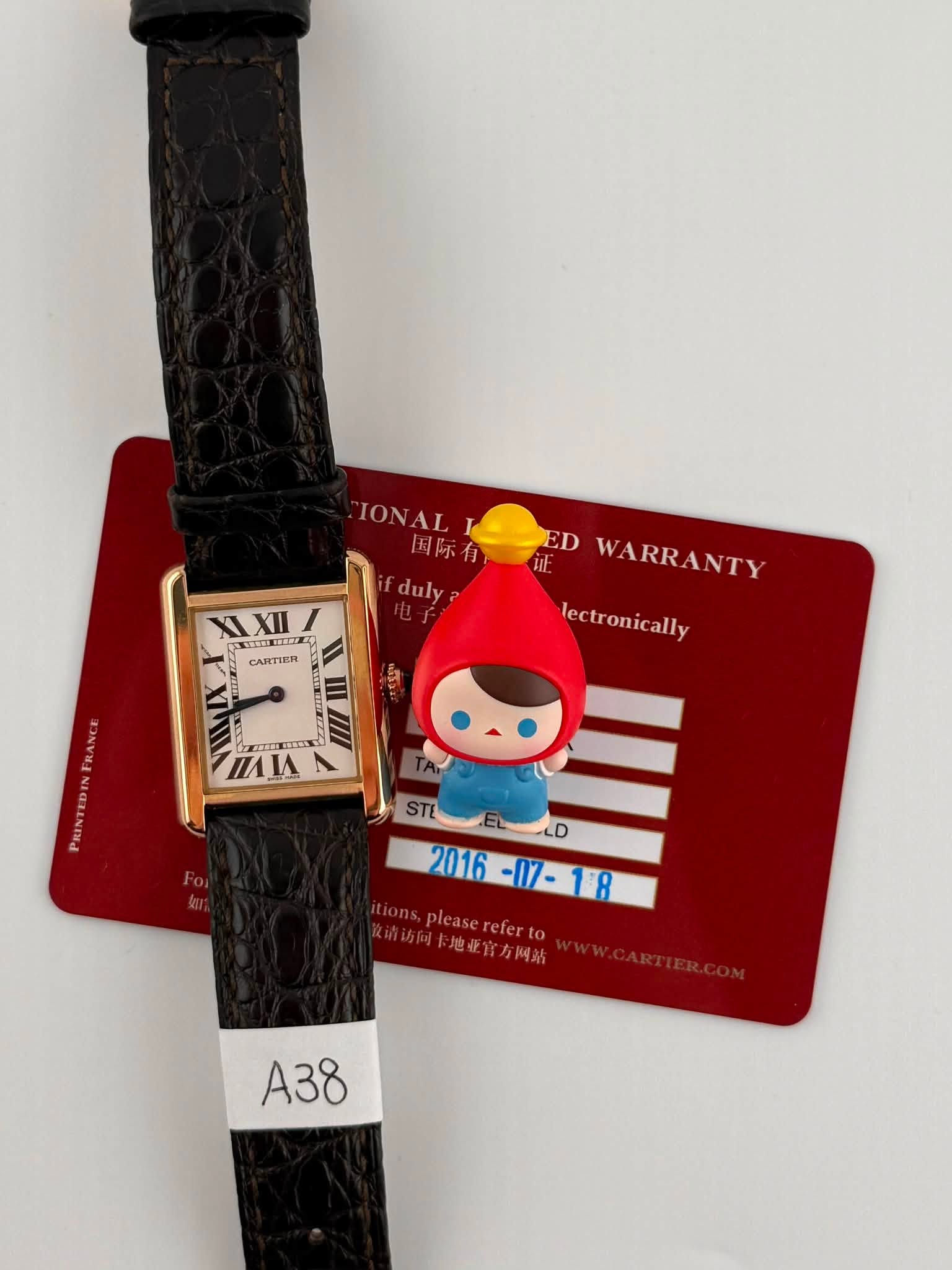 May be an image of leather, digital watch and text that says 'IONAL 国际有 fduly XIXII XII 業工工海工まダ CARTIER ED WARRANTY WARRANTY 证 lectronically EEX nЛИ N PRINTEDINFRANCI STEE STE LD…