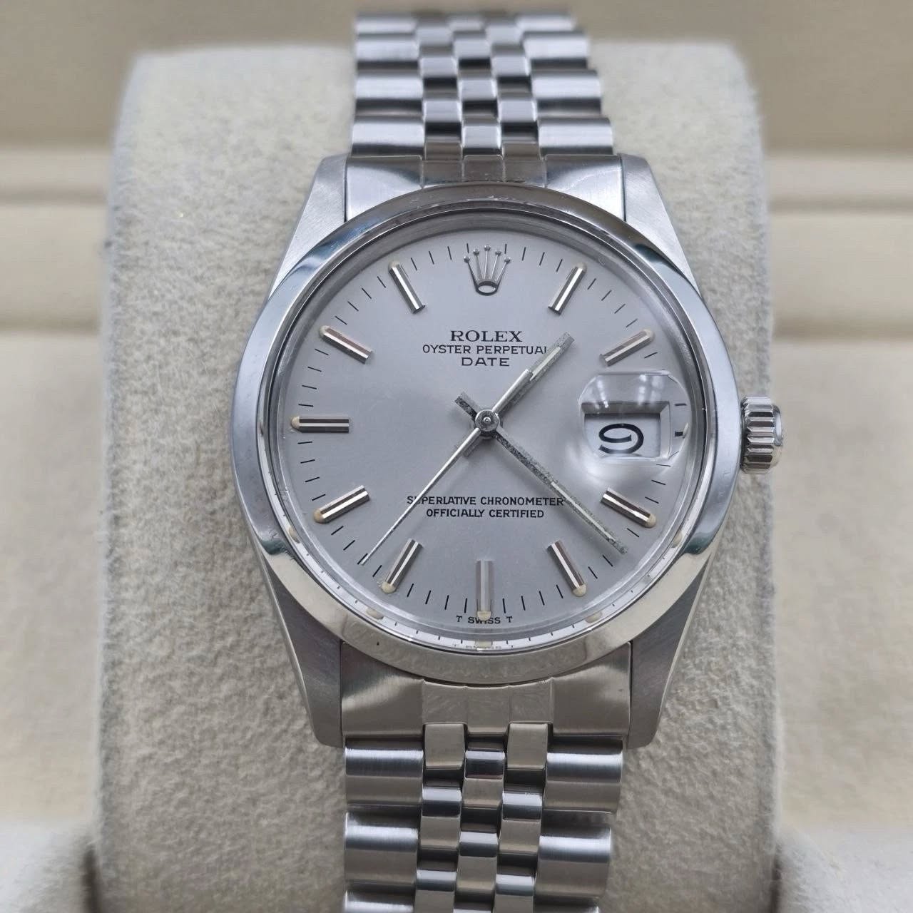 May be an image of wrist watch and text that says 'ROLEX OYSTER PERPETUAI YTTUA TUAI DATE יןן و PERLATIVE CHRONOMET OFFICIALLY OFFICIALLYCERTIFIED CERTIFIED T'