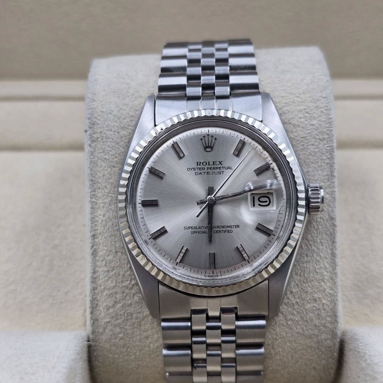 May be an image of wrist watch and text that says 'OYSTE ROLEXTIRL OYSTER DATEJUS UST ROLEX ROL PETUAL DATE 9 SUPEHLAT HROHOMETER'