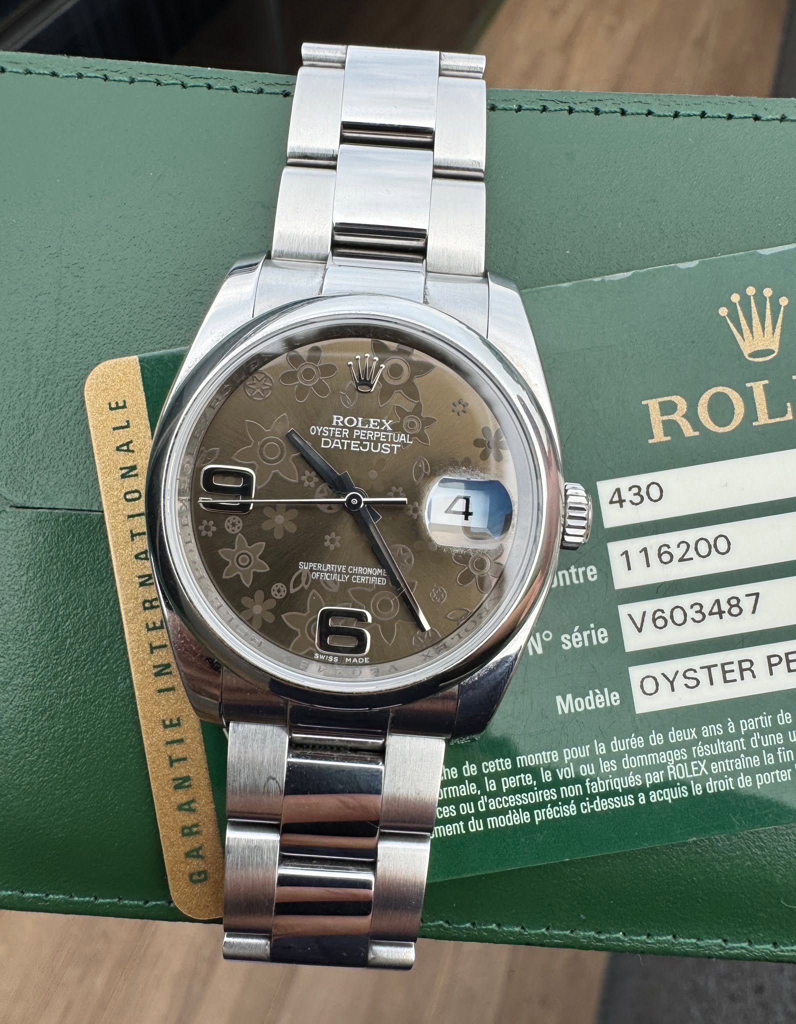 May be an image of wrist watch and text that says 'ROLEX OYSTE PERPETUAL TUAL DATEJUST OFFRCIFLLYCERTE OFFICIALIY CHRONOME EINTERNATIONAL 9 Swiss ADE ROL 430 ntre 116200 N°…