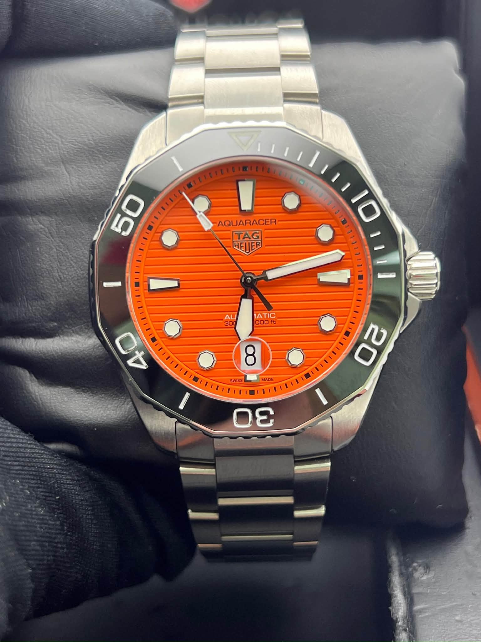 May be an image of wrist watch and text that says '50 AQUARACER- II TAG HEJER 10 AU ATIC 40 8 20 SWSS - 60 3'