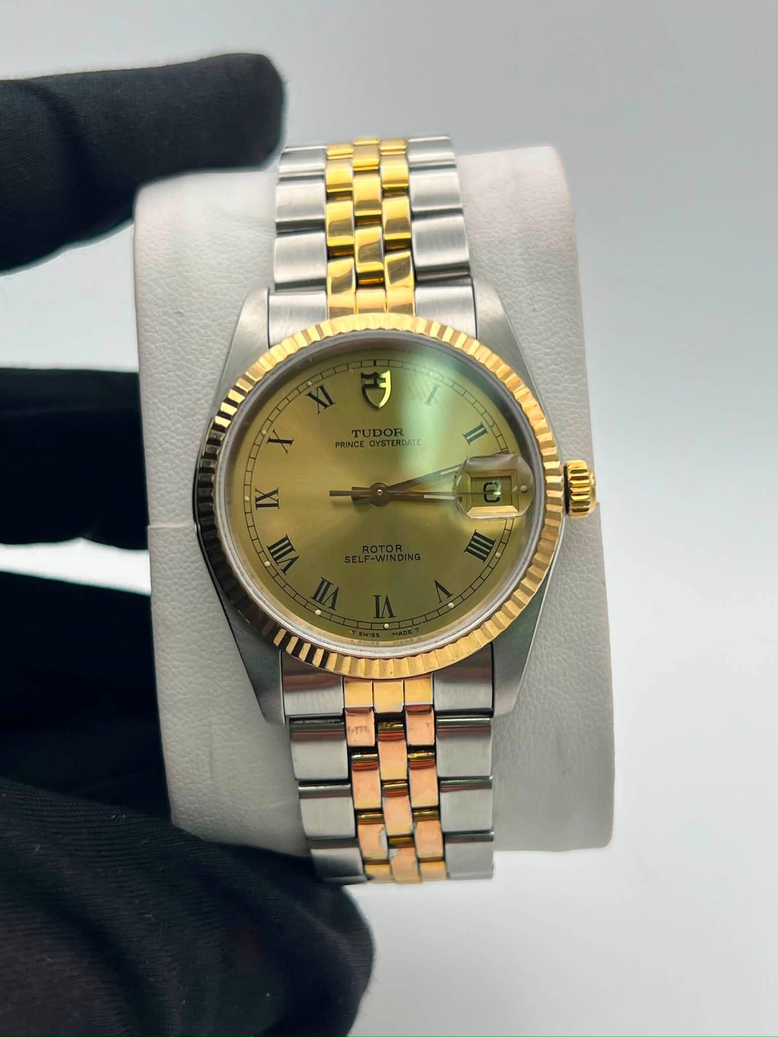 May be an image of wrist watch and text that says '月 RDATE X 1 4 II'