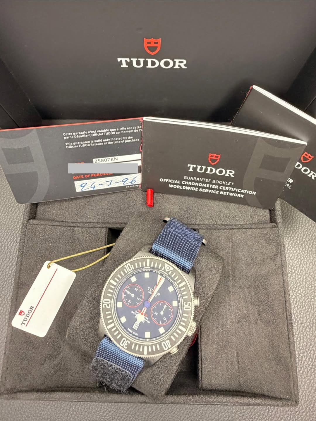 May be an image of wrist watch and text that says '巴 TUDOR wt timeel desed 25807KN DATEO H01g TUDOR OFFICIAL GUARANTEE BOOKLET WORLDWIDE CHRONOMET OMETER CERTIFICATION NETWORK…