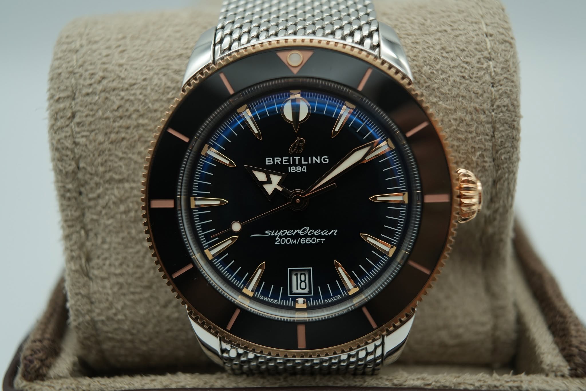 May be an image of wrist watch and text that says 'BREITLING BRE 1884 superOcean sue Θcean 200M/660FT /660FT 200M/ แ 18 swIssIIH SWIS ΠοΗΣ M MADE'
