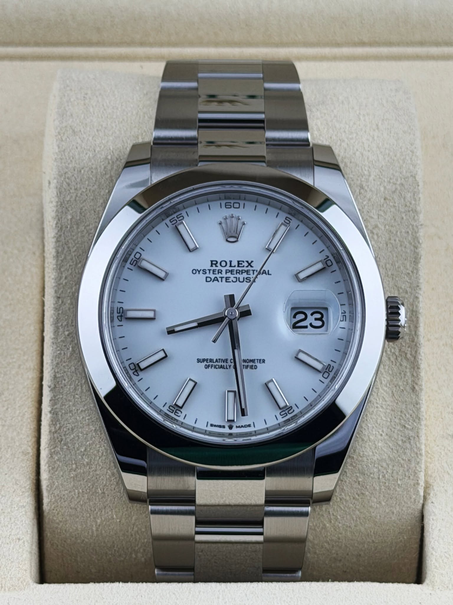 May be an image of wrist watch and text that says ' OYSTERPERPET ROLEX OYSTER PERPETAL AL DATEJUS S SUPER SUPERLATIVE LATIVE OFFICIALLY I SE CU MADE 25 ክ'