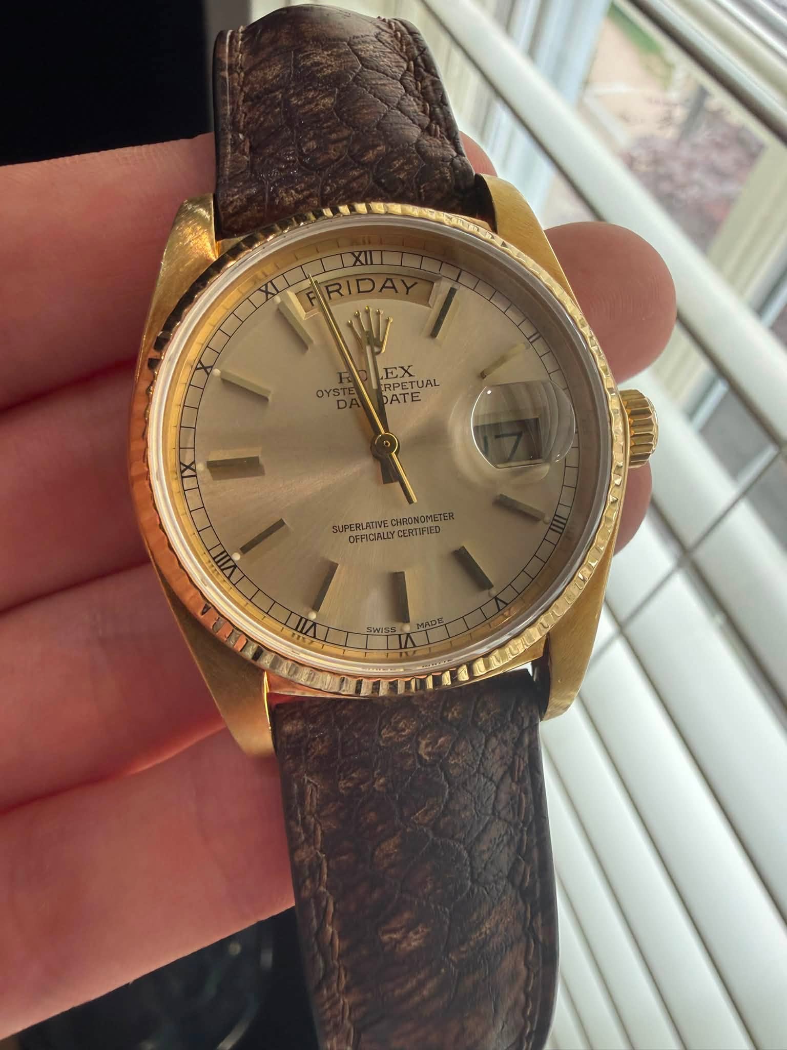 May be an image of wrist watch and text that says 'RID R W OYST OYS LEX RPETUAL TU RPET DATE SUPERLATIVE CHRONOME SUPOFHCALYCERTIFIED OFFICIALLYCERTIFIED CERTIFIED OFFICIALLY'