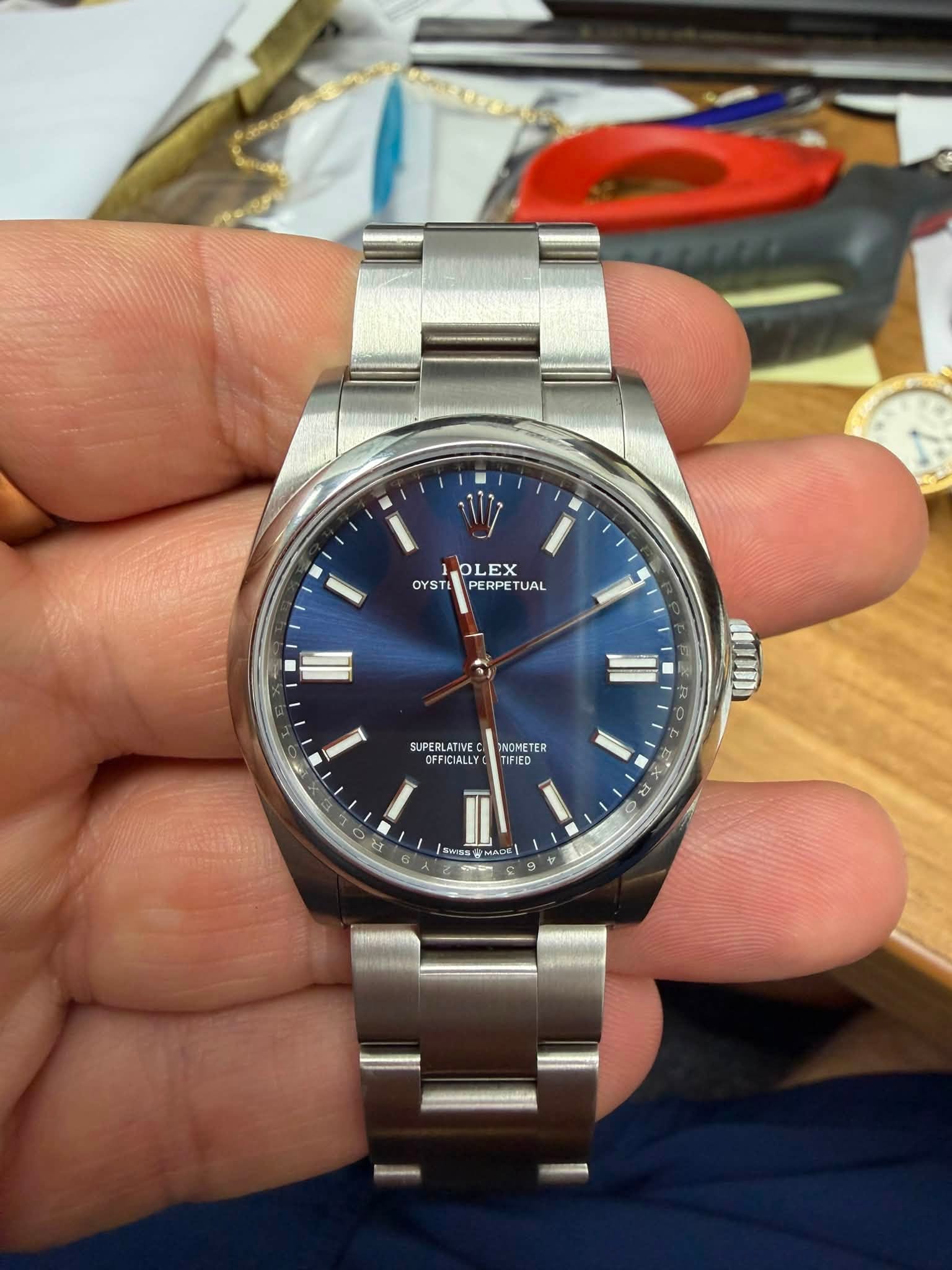 May be an image of wrist watch and text that says 'OLEX OYST PE PE PERPETUA RPE TUAL SUPERLATIVE OFFICIALLY חב7!! INOMETER TIFIED II SwSs BADE k や B'