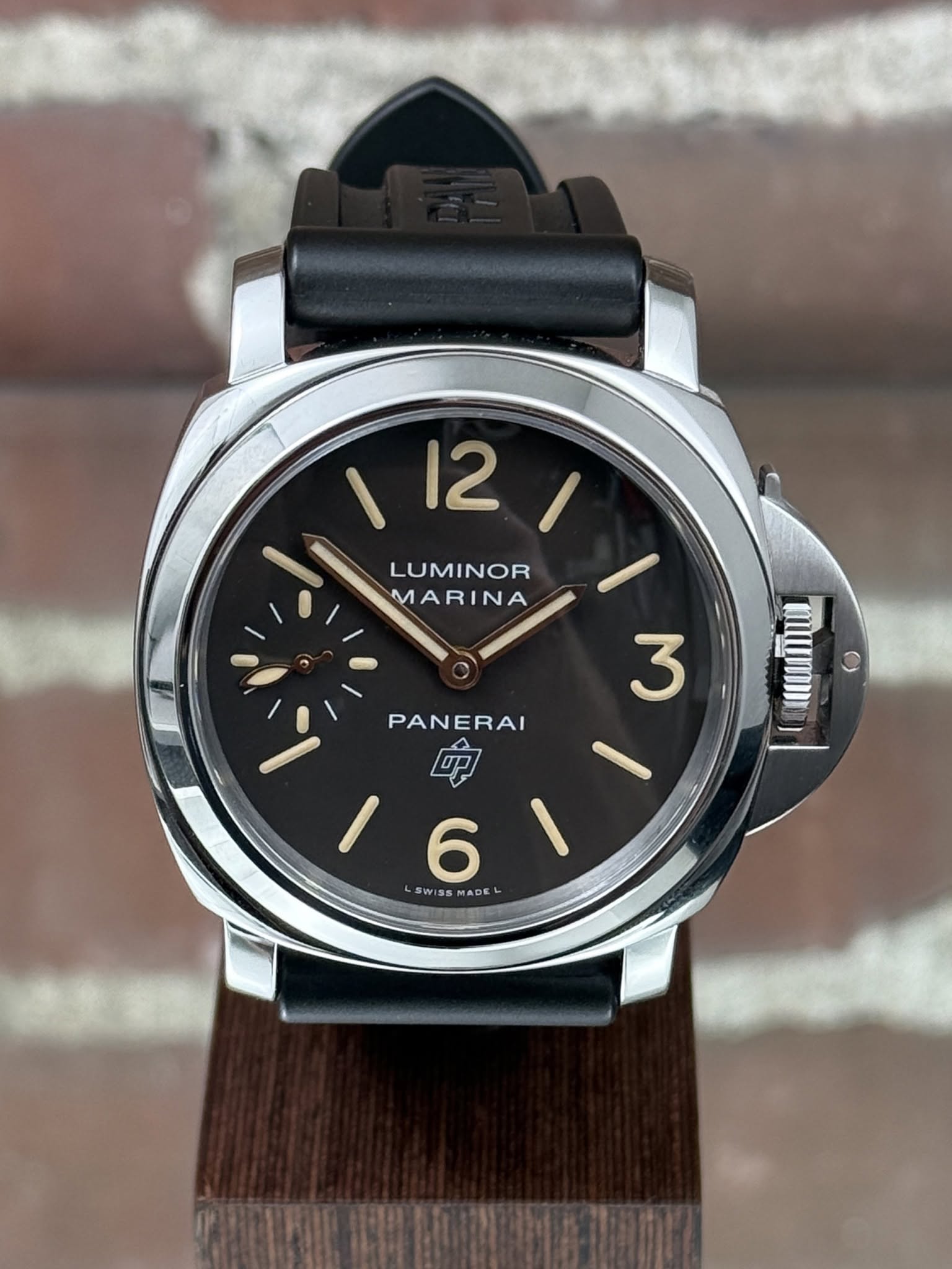 May be an image of wrist watch and text that says '/211 ١ 12 LUMINOR MARINA PANERAI 3 TиTη / 6 SWISS SWISSMADE I5S MADE'