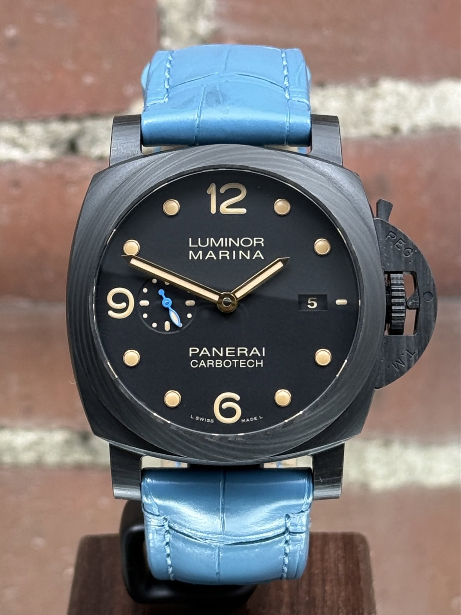 May be an image of wrist watch and text that says '12 LUMINOR MARINA و PANERAI CARBOTECH SWISS S5 6 MADE D MA MA'
