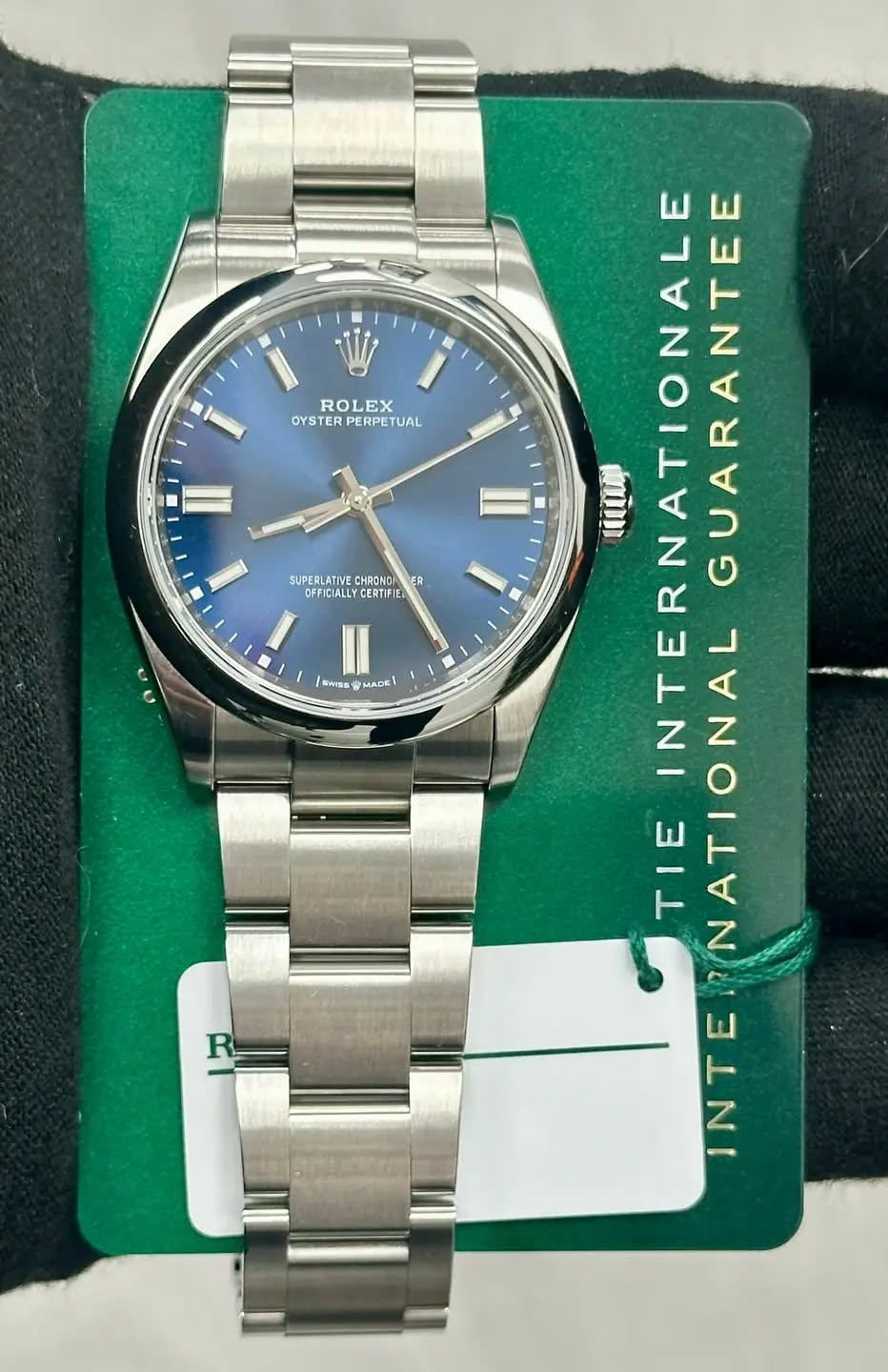 May be an image of wrist watch and text that says 'ROLEX OYSTER PERPETUAL TUAL SUPERLATIVE CERTIFE ER 매비트 明五当服 MADE ഗடு TERNATIONALE RNATION INTERNATIONAL INTERNAA N ALGUARANTEE…