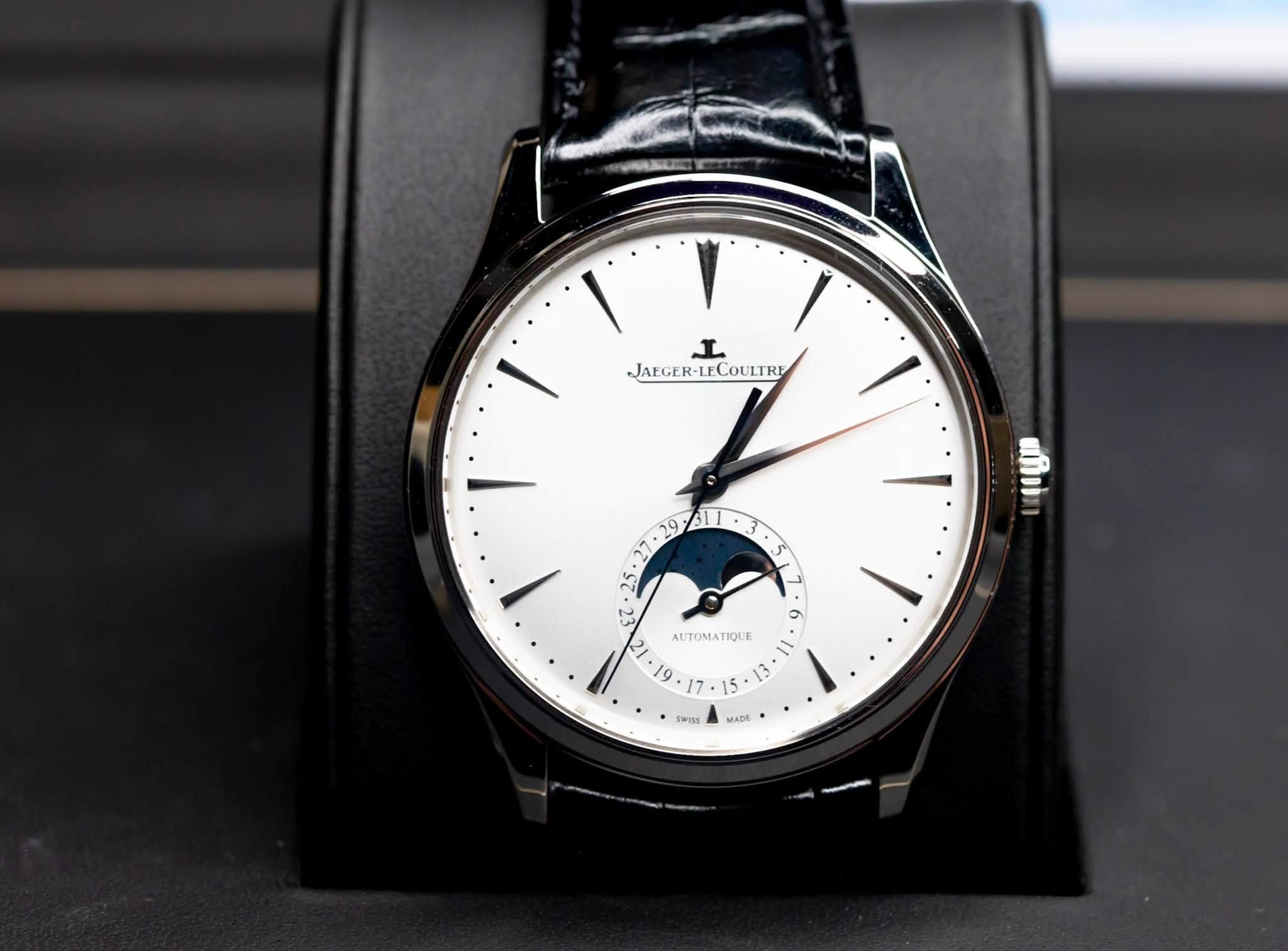May be an image of wrist watch and text that says 'V L JAFGER-LFCOULTRI AFGER-LECOULTRI OULTRE JAFGER கரீர் 5 شث Ο AUTOMATIOUE AUTOMA 19 ی 3 TRISS MADE'