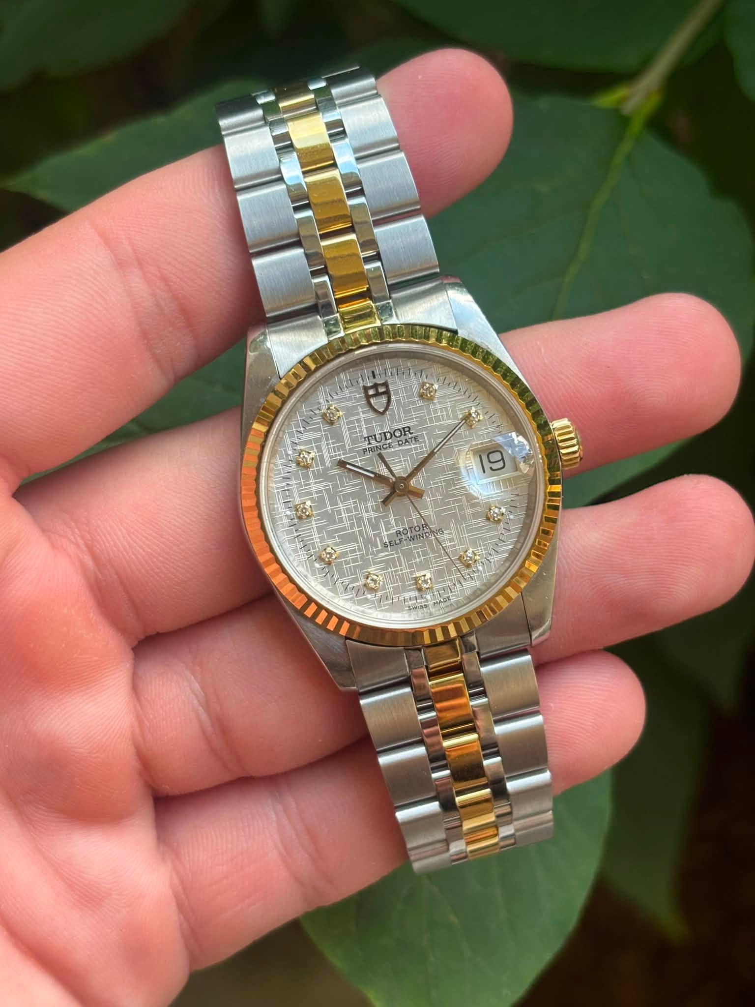 May be an image of wrist watch and text that says '101 円 TUDDATE TUD UDOR OR DATE DAT 19 ॐ'