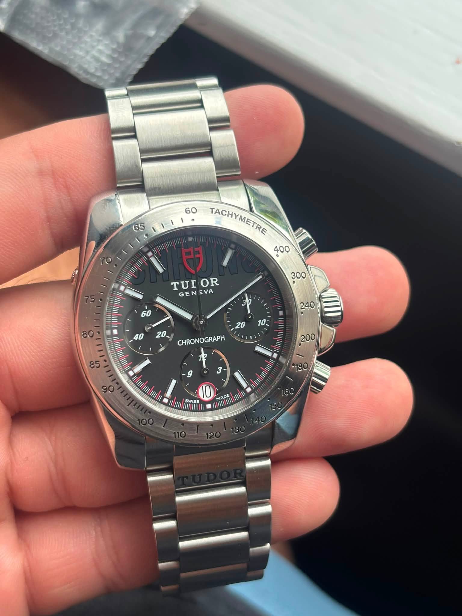 May be an image of wrist watch and text that says '60 65 TACHYMETRE (o HUH 400 TUI OR GENEVA sp . CHRONOGRAPH E 200 9 3 SWISS MADE 122HT'