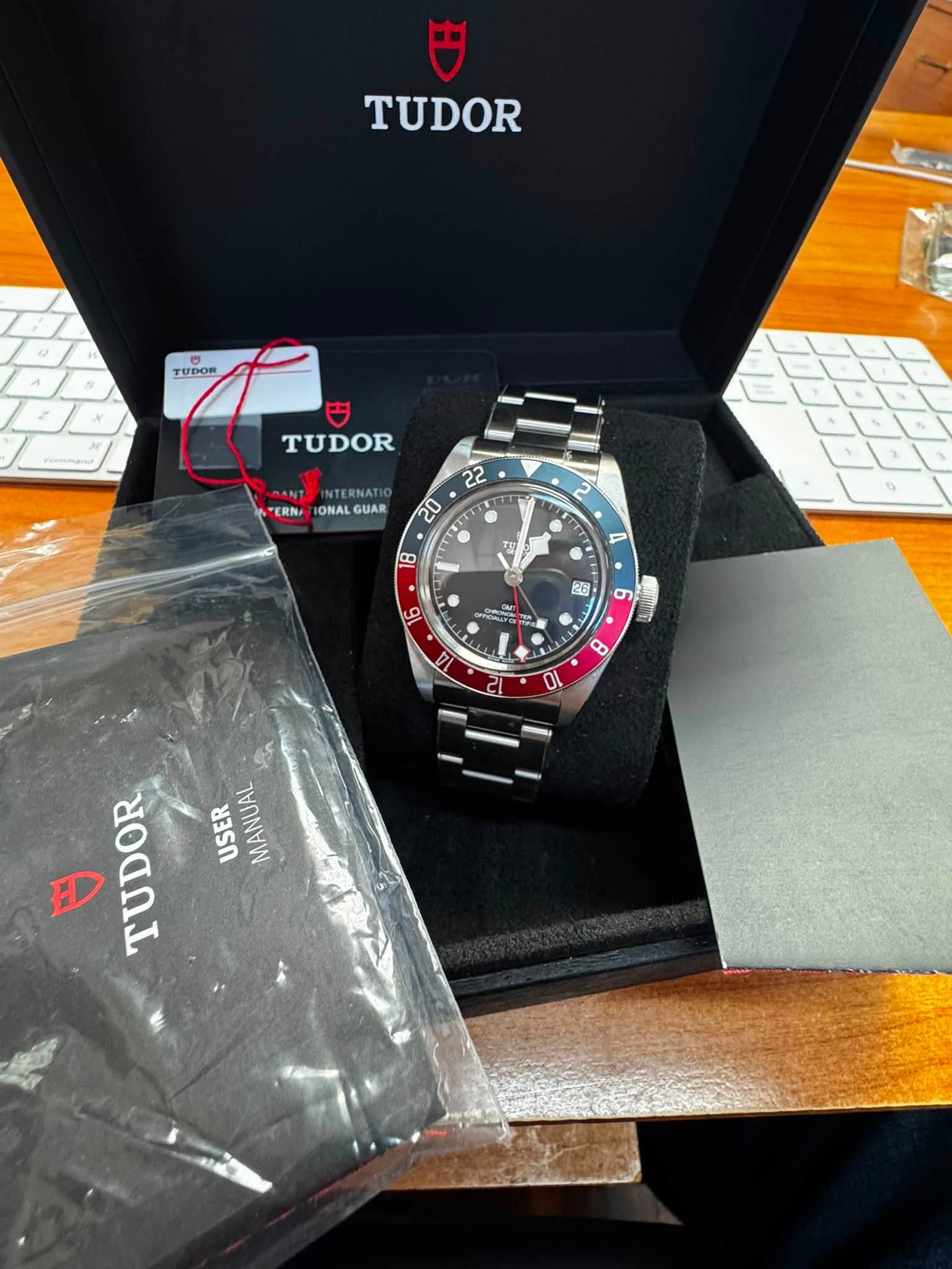 May be an image of wrist watch and text that says 'TUDOR O TUDOR TUDOR NTERNATI ERN IONAL NALGUAR GUAR 22 20 1 T TUI 2 8 Ty ខ 生 I0 TUDOR USER MANUAL'