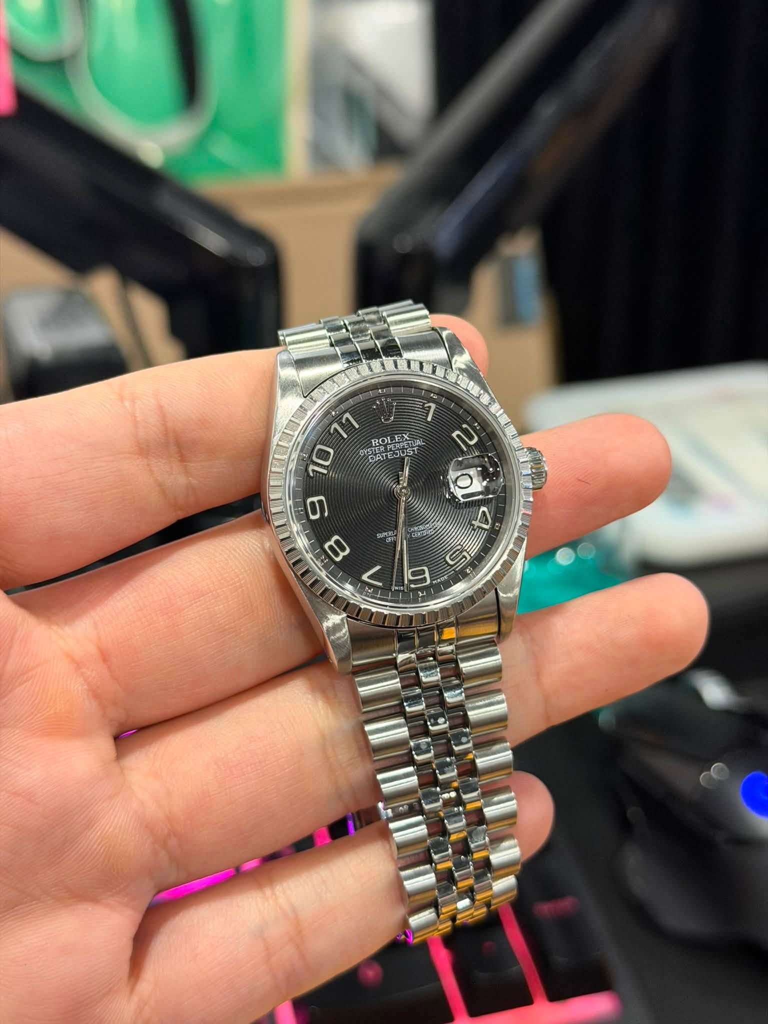 May be an image of wrist watch and text that says '11 RO 1 1 2 10 ROL DATE MST ROLEX LEX 9 O A 8 7 0n ae'