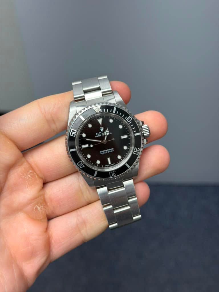 May be an image of wrist watch and text that says '10 50 RO OL II!!I 20'