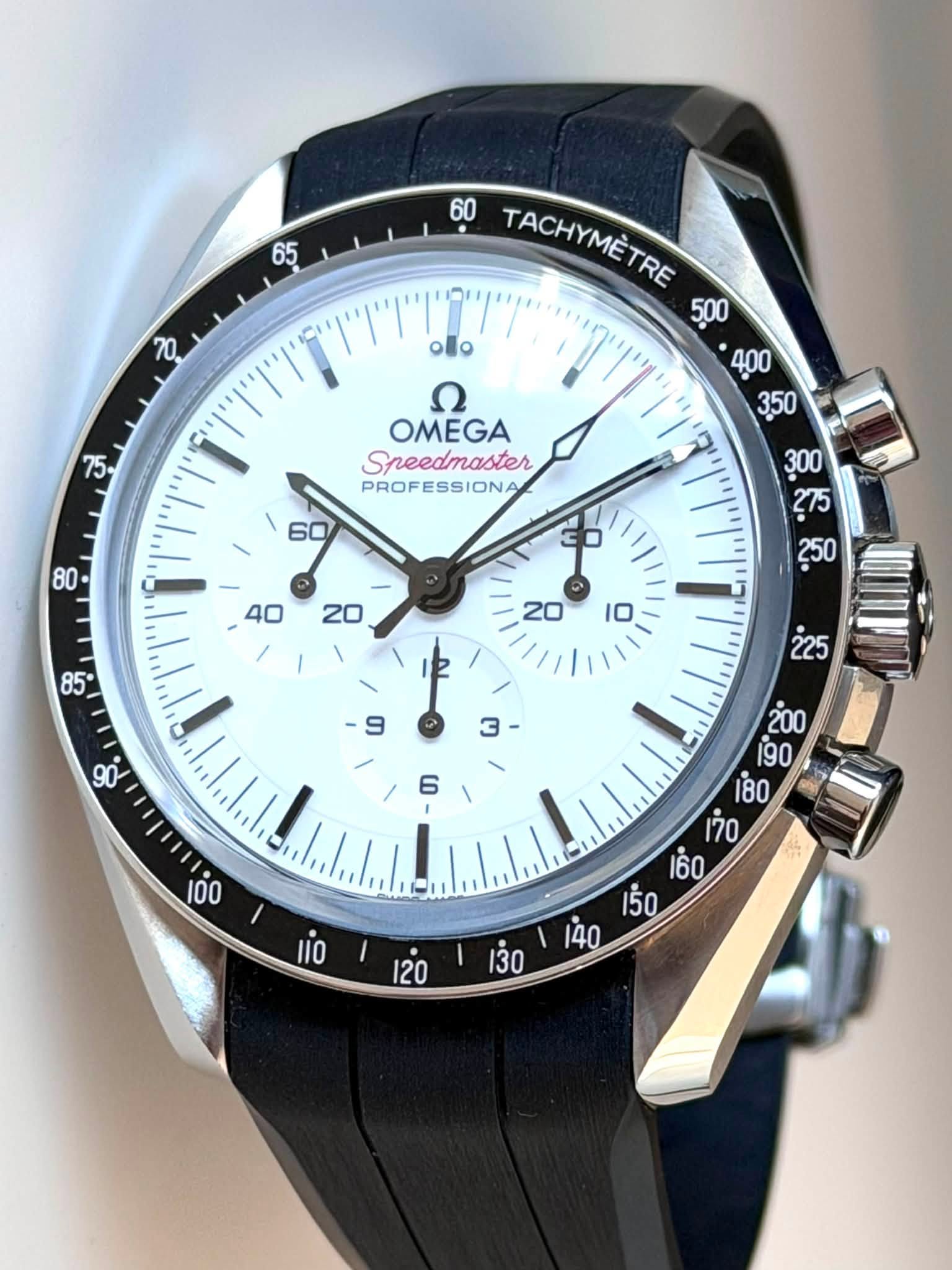 May be an image of wrist watch and text that says '65 20 olo 60 TACHYMETRE TACHYMÈTRE ח OMEGA Speedmaster PROFESSIONA ? BB 20 G ססיייוקייצ 100 200 1g0 I10 120 I 130'