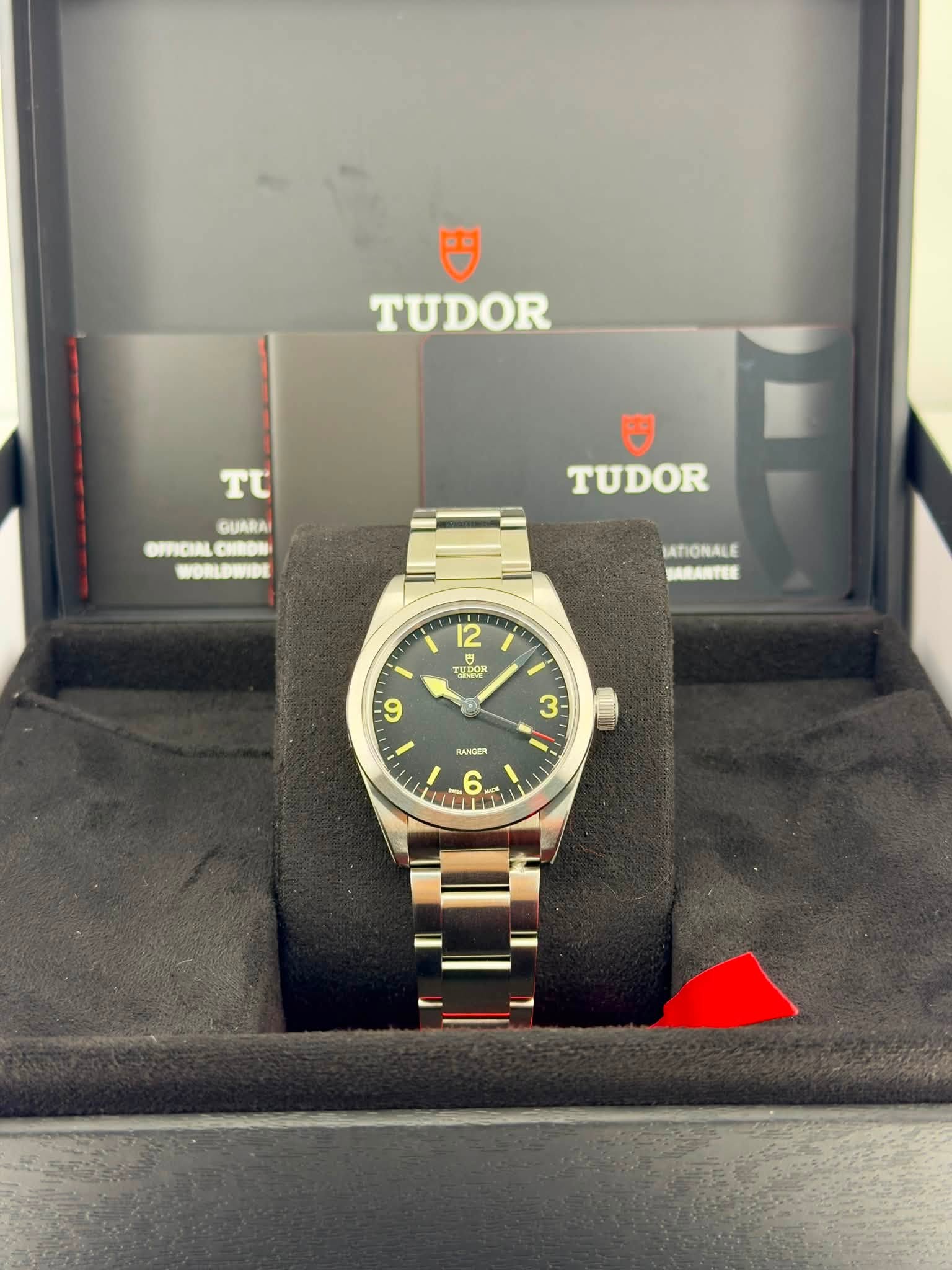 May be an image of wrist watch and text that says 'TUDOR T GUARAI OPFICIAL DPFICIALCHDOS WORLDWIDE TUDOR SATIONALE BARANTEE 1 12 12 E ISBOR 6 3 1 RANGER ي O O'