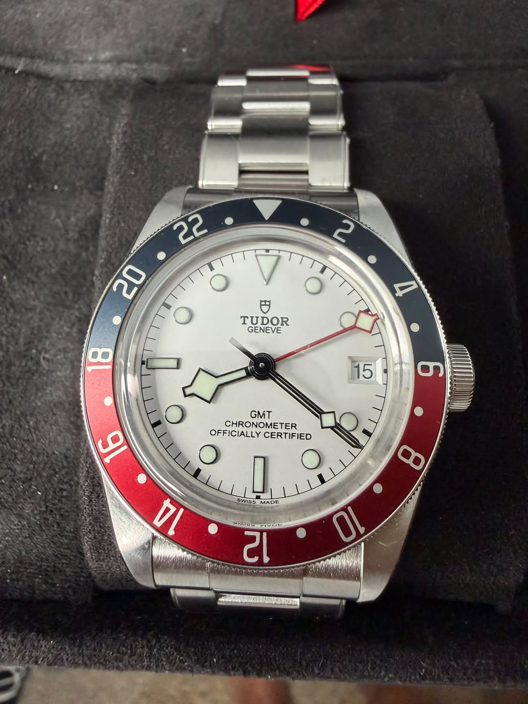 May be an image of wrist watch and text that says '22 2 20 O O TUDOR GENEVE O 6 16 GMT OFFICIALLYCERTIFIE CHRONOMETER OFFICIALLY CERTIFIED 10 ー I WIGx A MADSNRS'