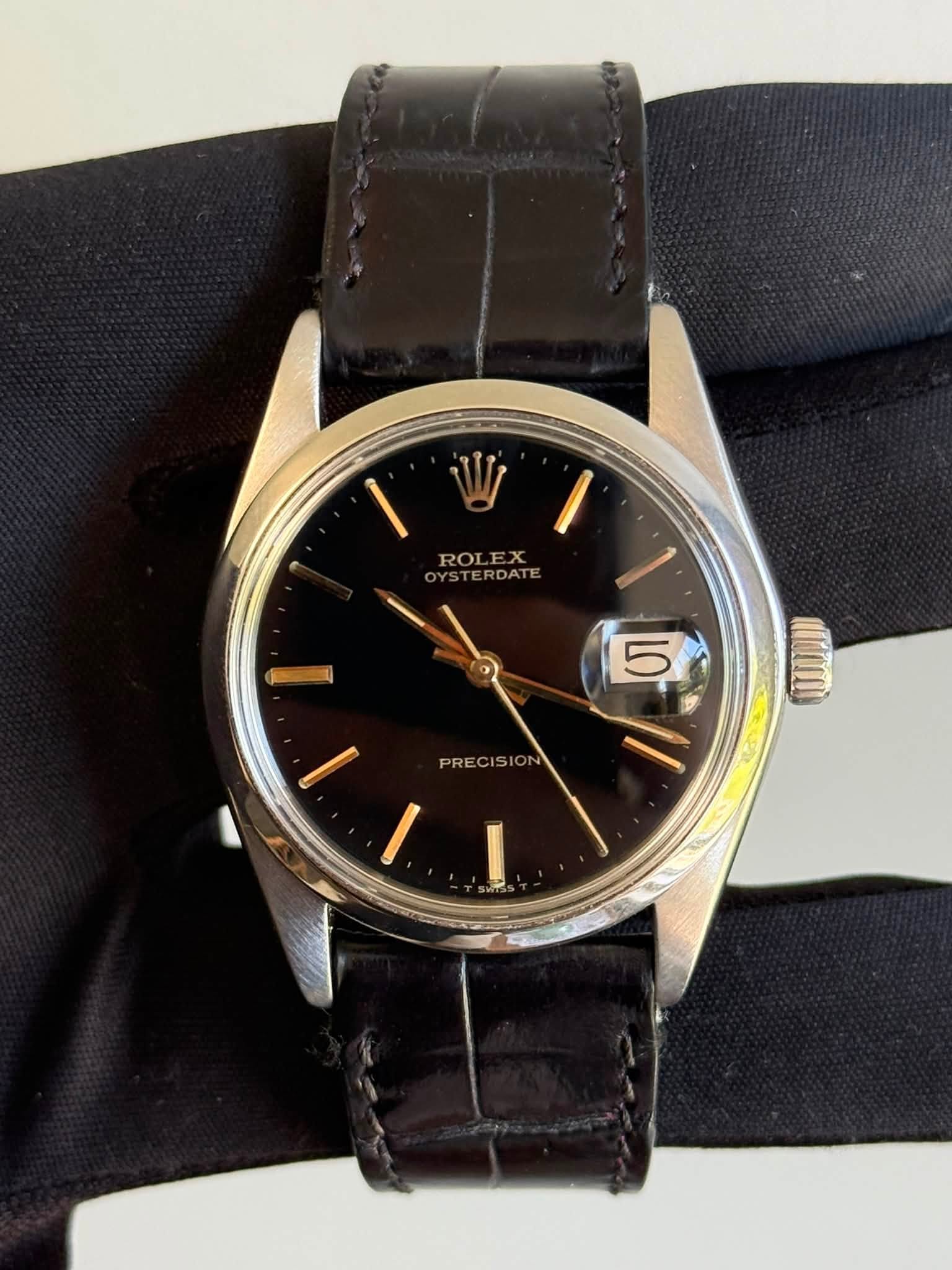 May be an image of wrist watch and text that says 'V ROLEX YSTERDATE 1 D 5 PRE'