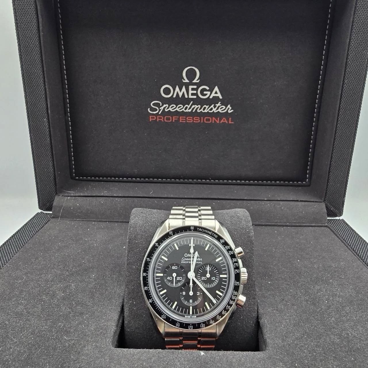 May be an image of wrist watch and text that says 'OMEGA Speedmaster PROFESSIONAL PROF SSIONAL 60 TAENTHOTRE FO EO OM S OP Seau PUN ARA S V면 X JA D U Ф o ٥ P សន N foal'