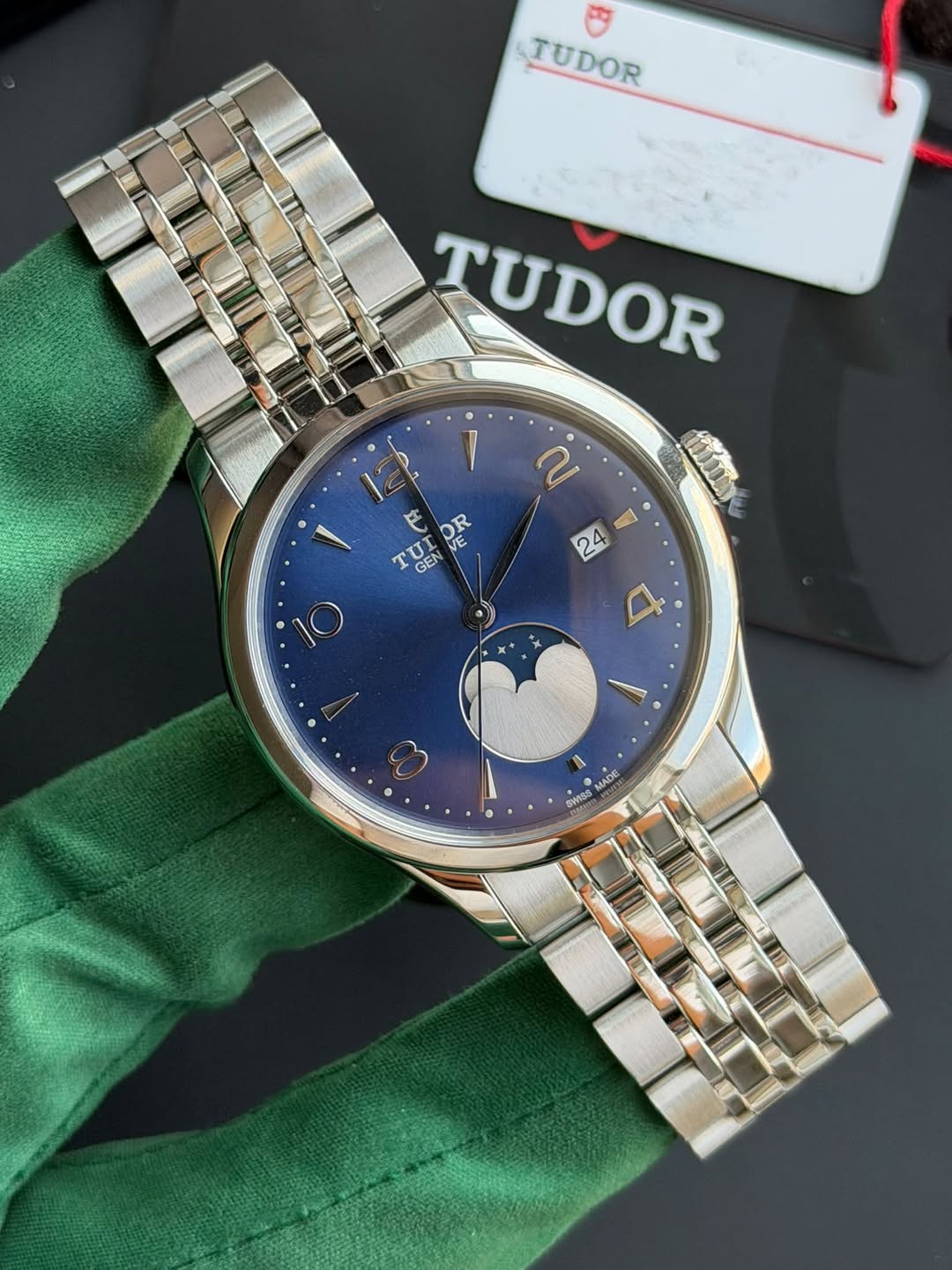 May be an image of wrist watch and text that says 'TUDOR TUDOR i 。 V R TUI OR E U1 GEN GEN 24 10 mgsen HNS SWASS MADE MA'