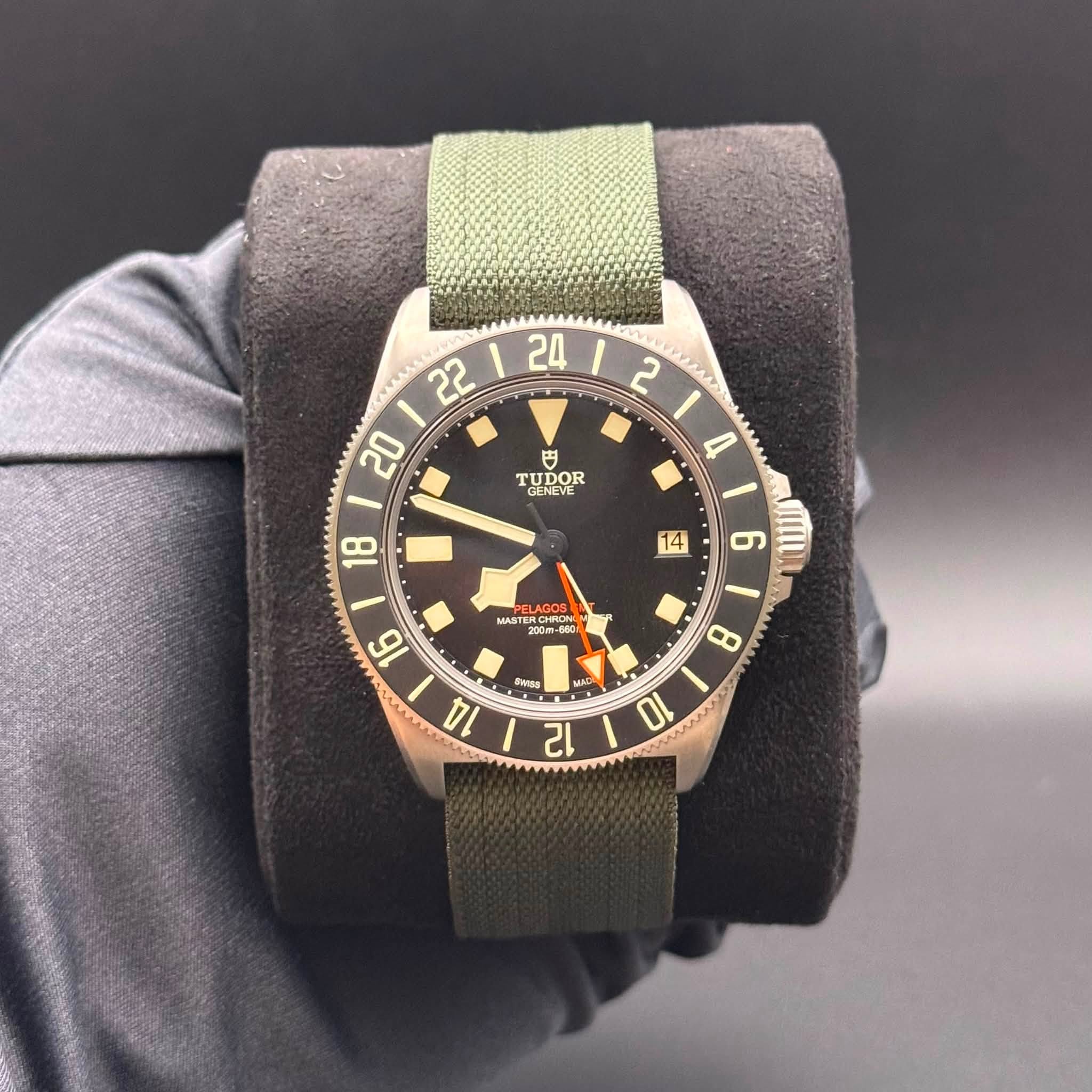 May be an image of wrist watch and text that says '24 2 rm 22 20 円 TUDOR GENEVE MAST MASTERCHRON PELAGOS 200m-03 HC m-03 SWIES 16 14 D 10 12'
