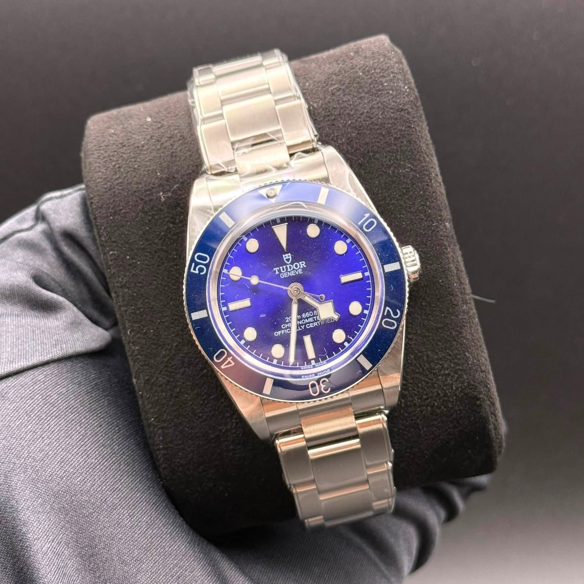 May be an image of wrist watch and text that says '10 50 守 CCHEVE TUDOR DO IDOR 0 O AIl س n.au B00 ebl ห CLAT m PX טוקיום E OMETE 一 a 20 40 30'