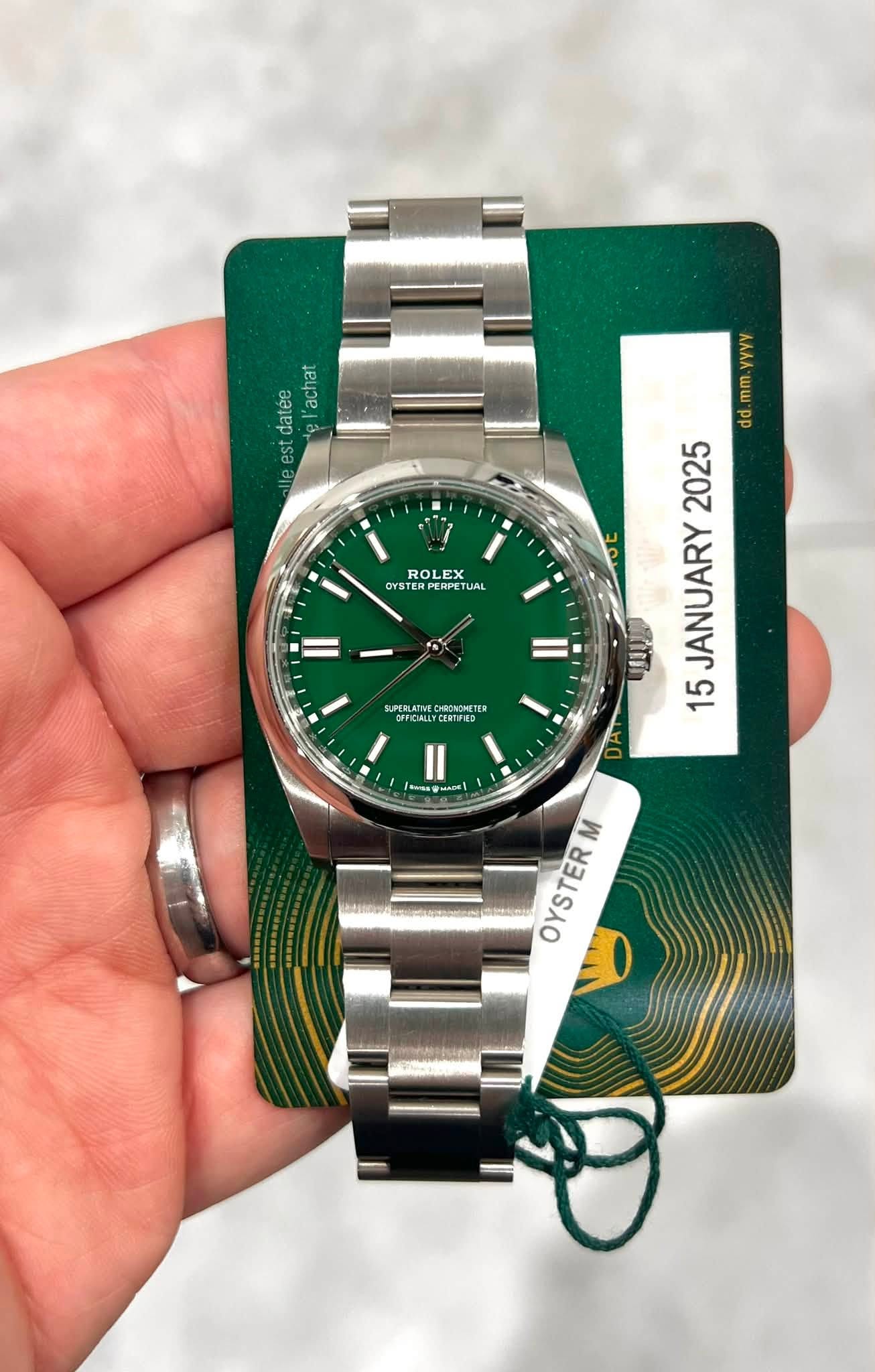 May be an image of wrist watch and text that says 'l'achat est stdatée te อ He VYVY mm ROLEX OYST STERPERPETUA PER TUAL 2025 JANUARY 15 SUPERLATINE SFFCIALYCERFED DIRONONETER 一m…