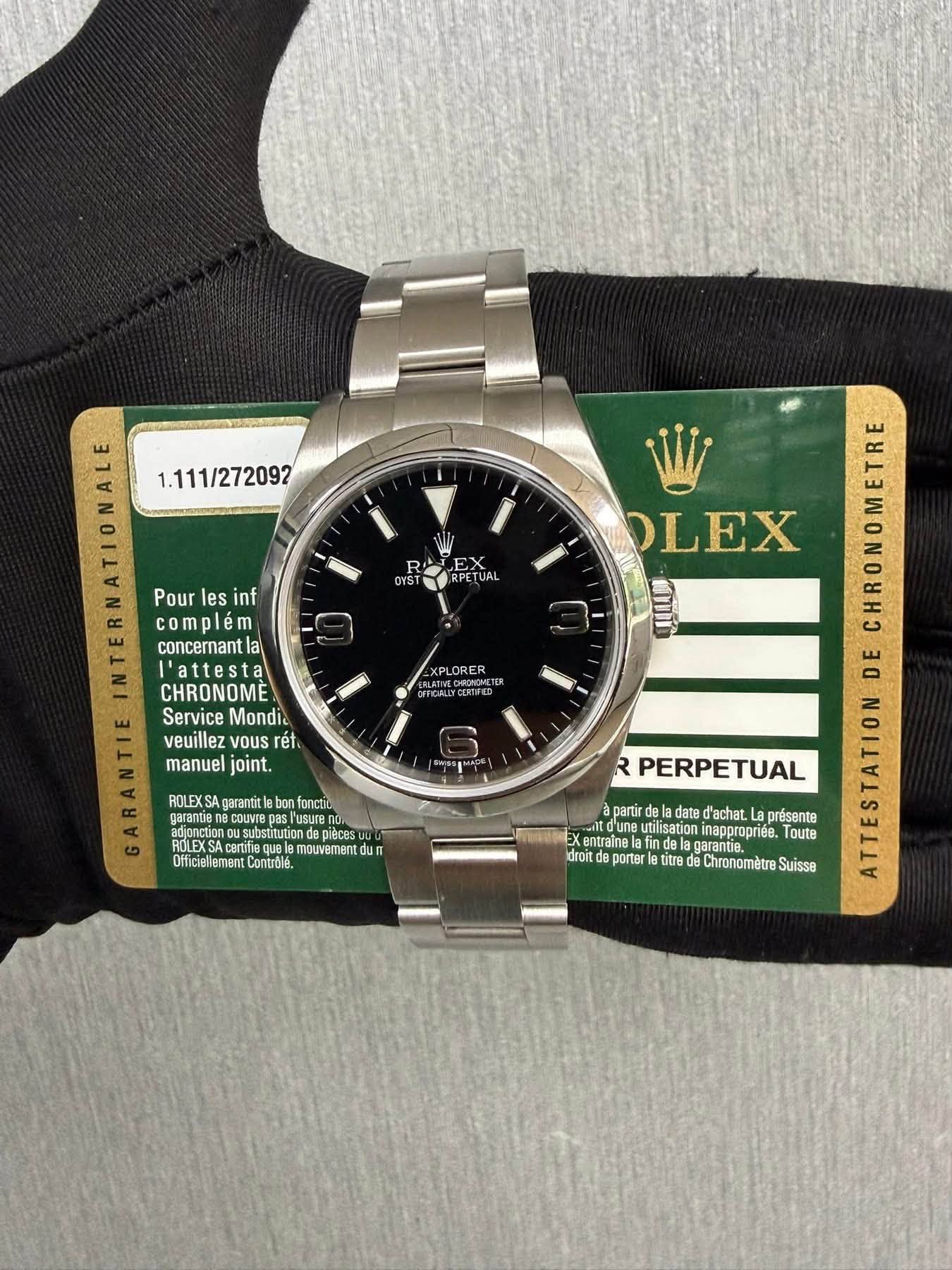 May be an image of wrist watch and text that says '1.111/272092 EX E入 OYST PETUAL Pour les lesint inf complém concernant la l'attesta CHRONOME Service Mondia veuillez vous rét…