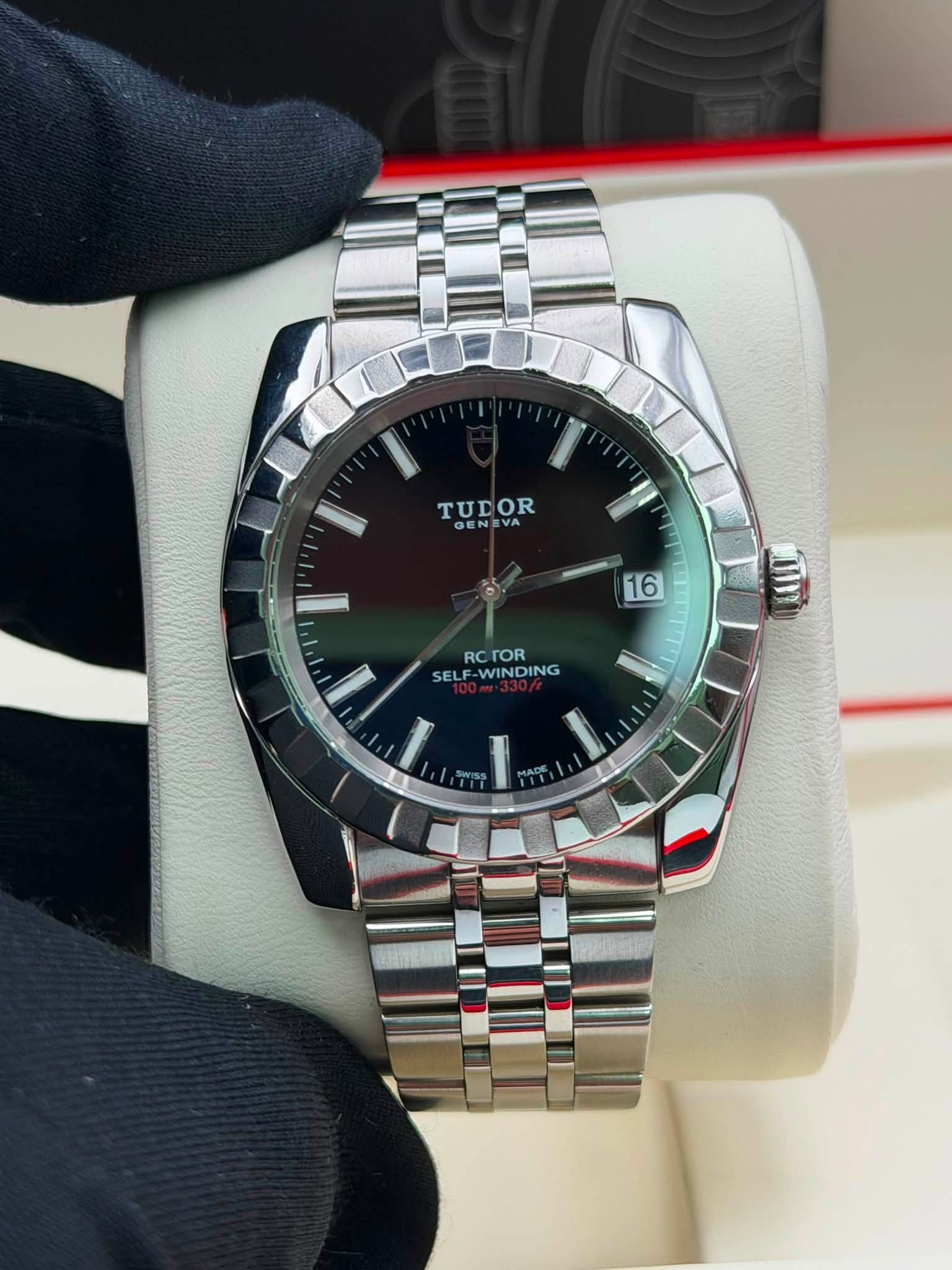 May be an image of wrist watch and text that says 'TUDOR GENEVA GE EVA יוי 16 RC RCTOR TOR SELF-WINDING WINDING SEL דמ'