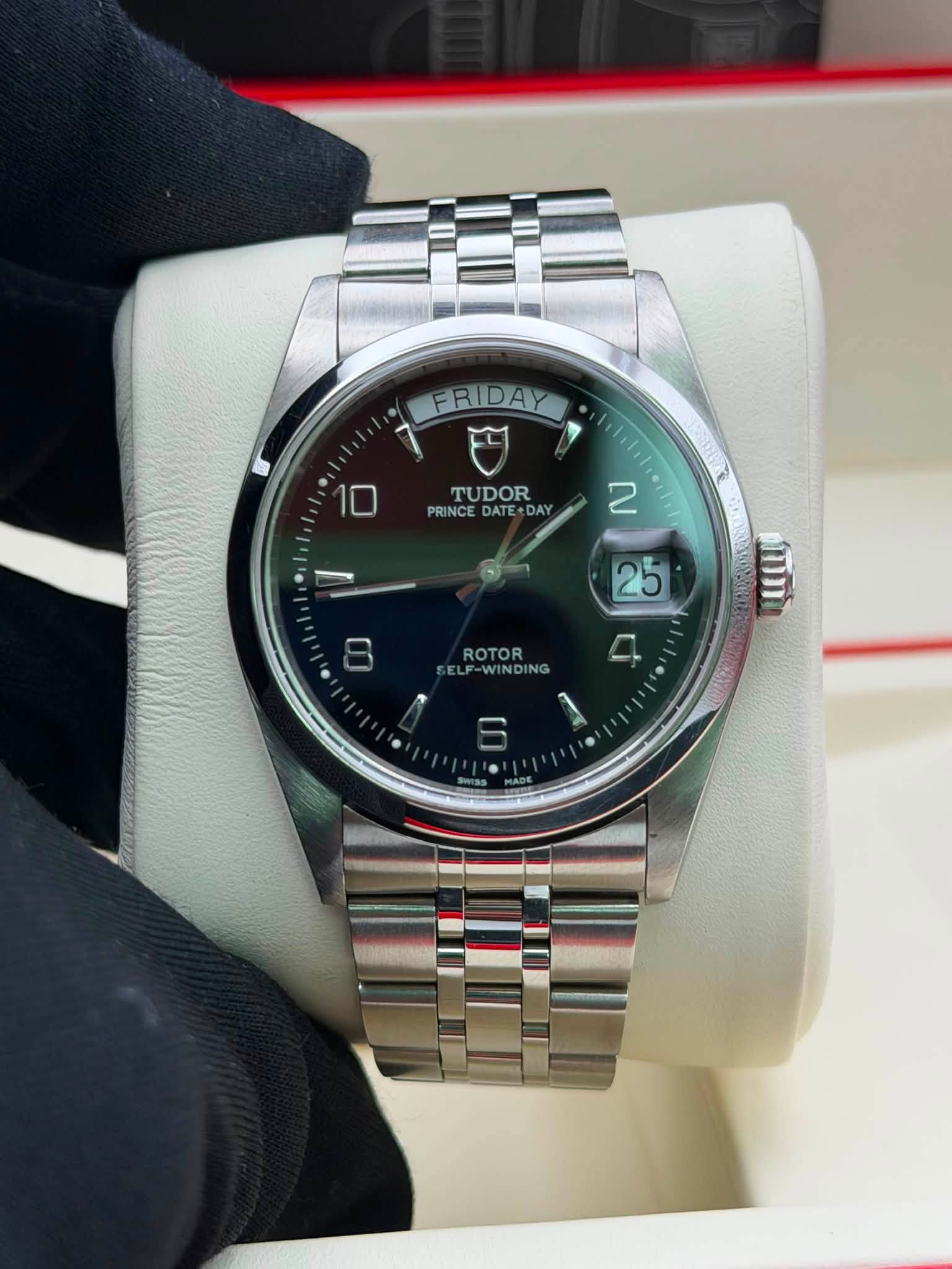 May be an image of wrist watch and text that says 'FRIDAY 7 TU TUDOR PRINCE DATE+DAY PRINCEDATE+DAY ATE+ ,00١١1 2 I 25 8 ROTOR SELF-WINDING SELP INDING מחר ΣααΥι'