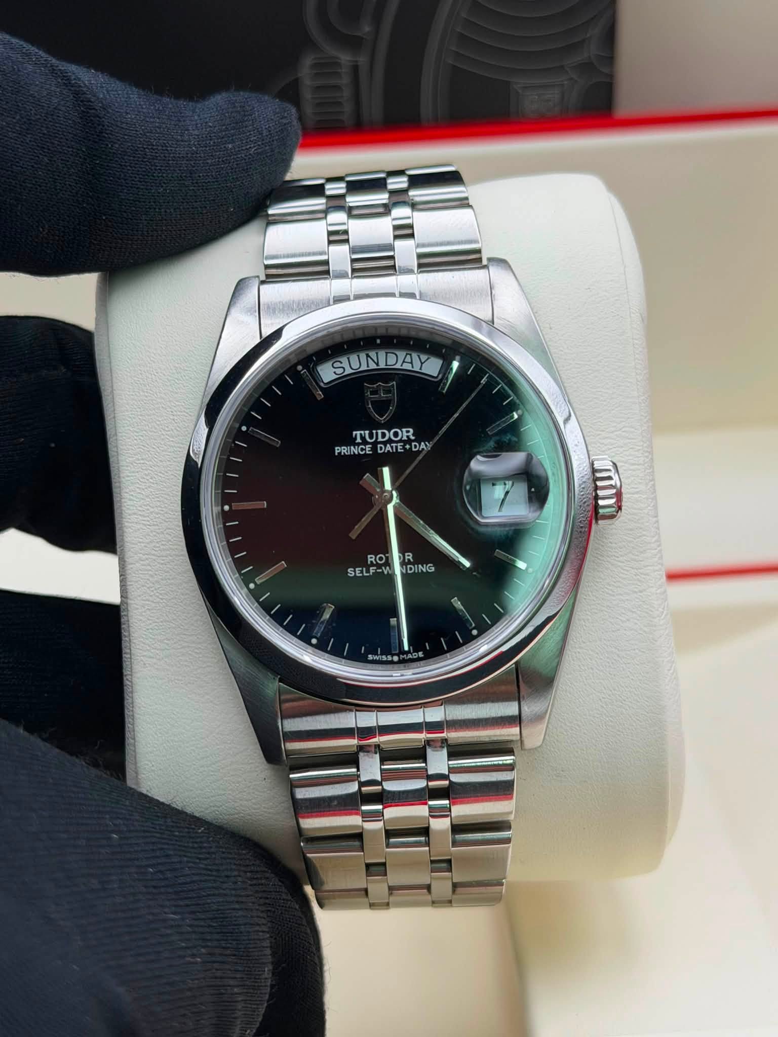 May be an image of wrist watch and text that says 'SUNDAY UNDAY TU TUDOR PRINCE DATE+ DA PRUNCEDATE+DA A RO OP R SEL SELF-W SELF-WENDING -W ND ING KPEOHK กแพ'
