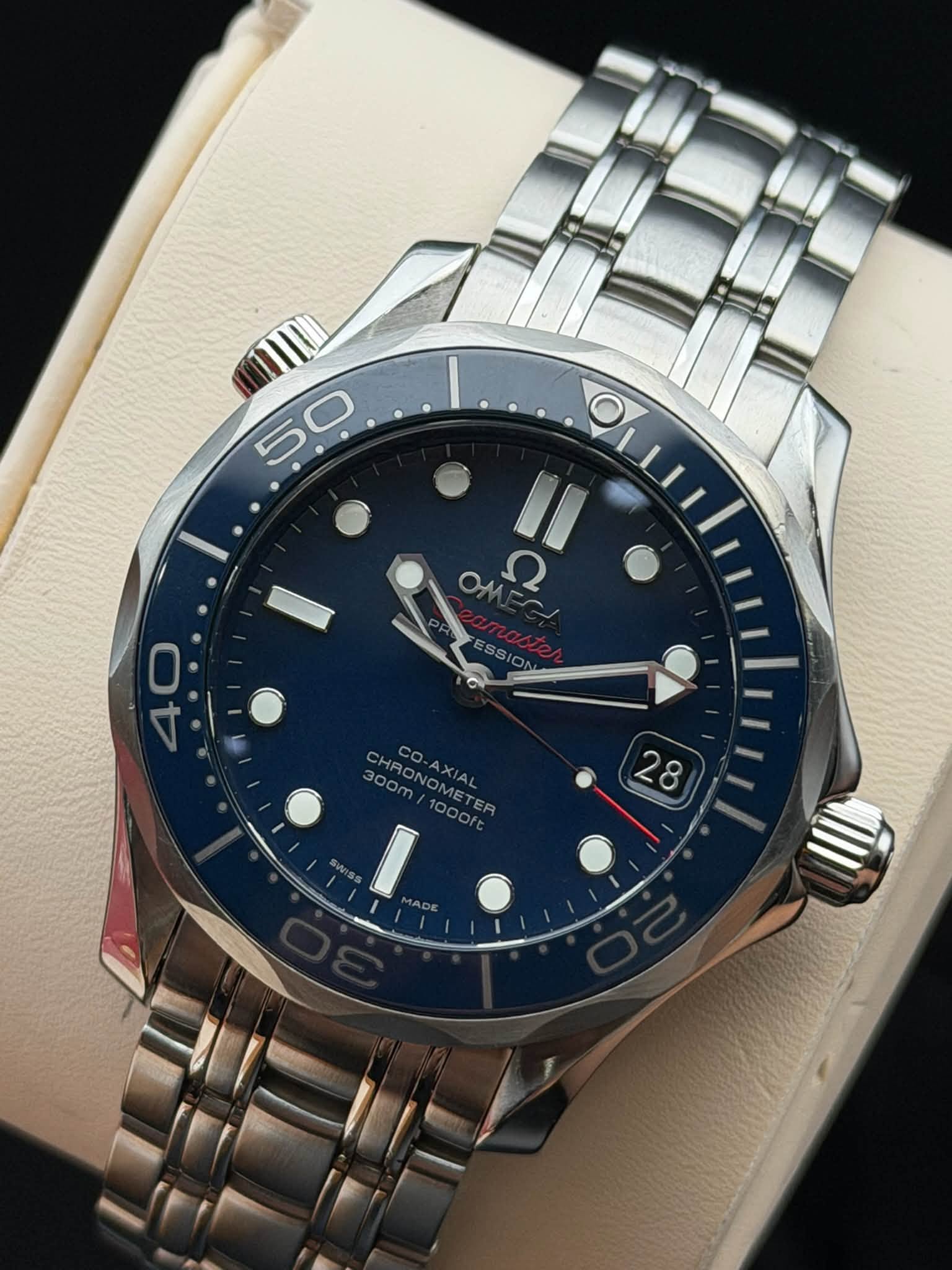 May be an image of wrist watch and text that says '50 5 50 ع 306NOMETER 300m/1000ft CHA 300m/ CHRONOMETER CO-AXIAL A ONOME oooft 28 28'