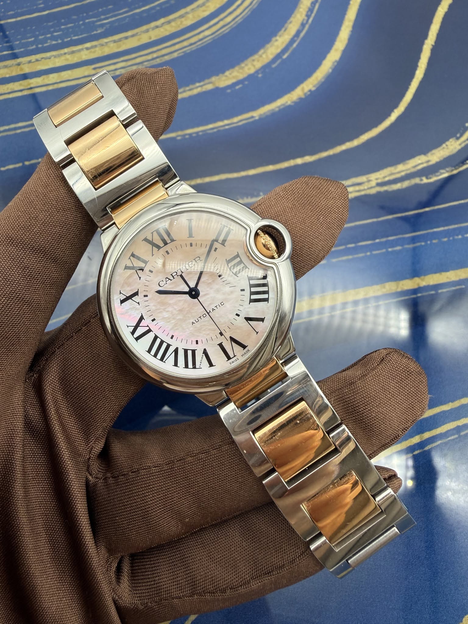 May be an image of wrist watch and text that says 'XII أز 8 I XI CAR LE LU X III ፈጥራር IX んがね E VIII/X - -- - V S'