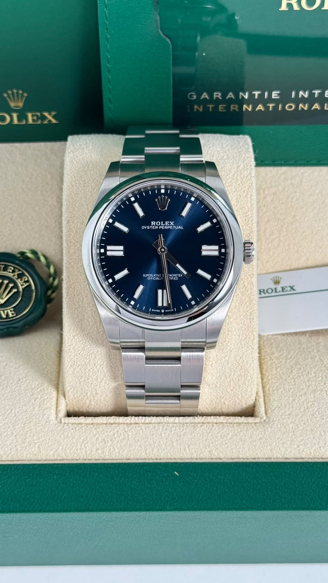 May be an image of wrist watch and text that says 'mC OLEX GARANTIEINT GARA ARANTIE INT NATIONA OYST STERPERP ROLEX ROLEX UAL L SUPERLITE KCCTEA ඩර ROLEX'