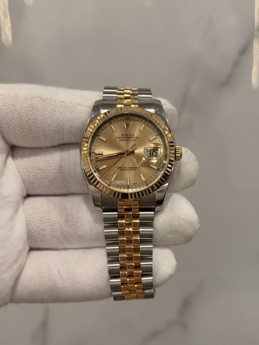 May be an image of wrist watch and text that says 'E I'