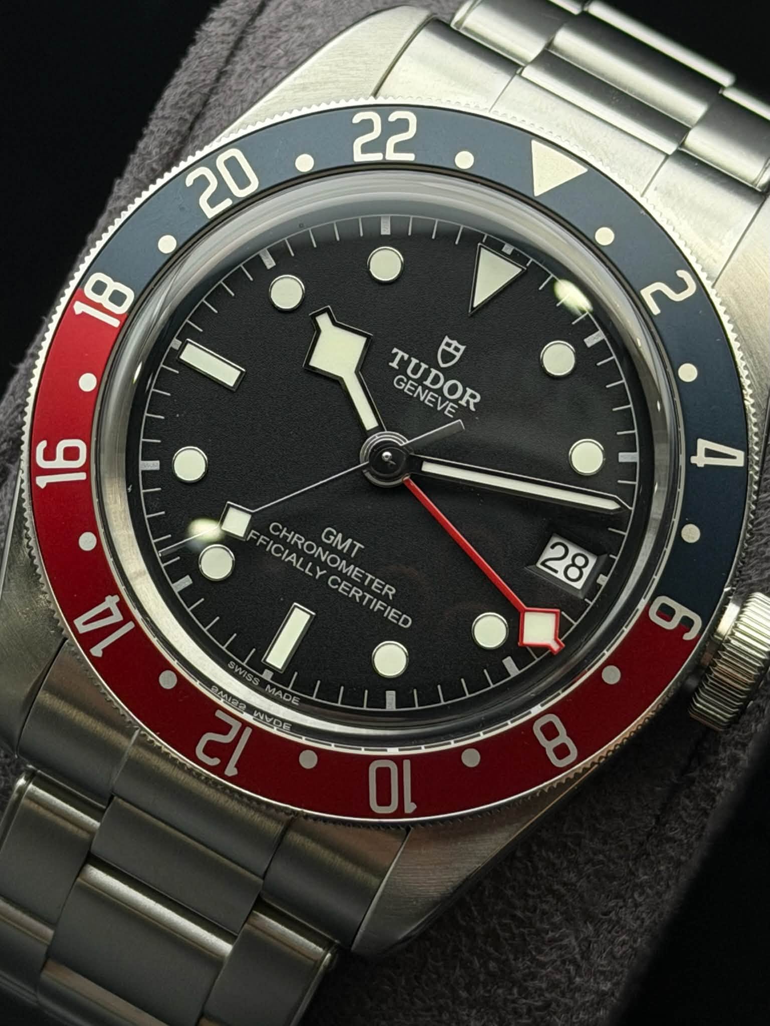 May be an image of wrist watch and text that says ' TUDOR GENEVE 16 4 FICIALLY CHRONGGERTIFIED CHRONOMETER FFICIALLYCERTIFIED TER CHRONOM CHOOGMT GMT CERTIF CERTIFIED 14 28 重 တ 2 8…
