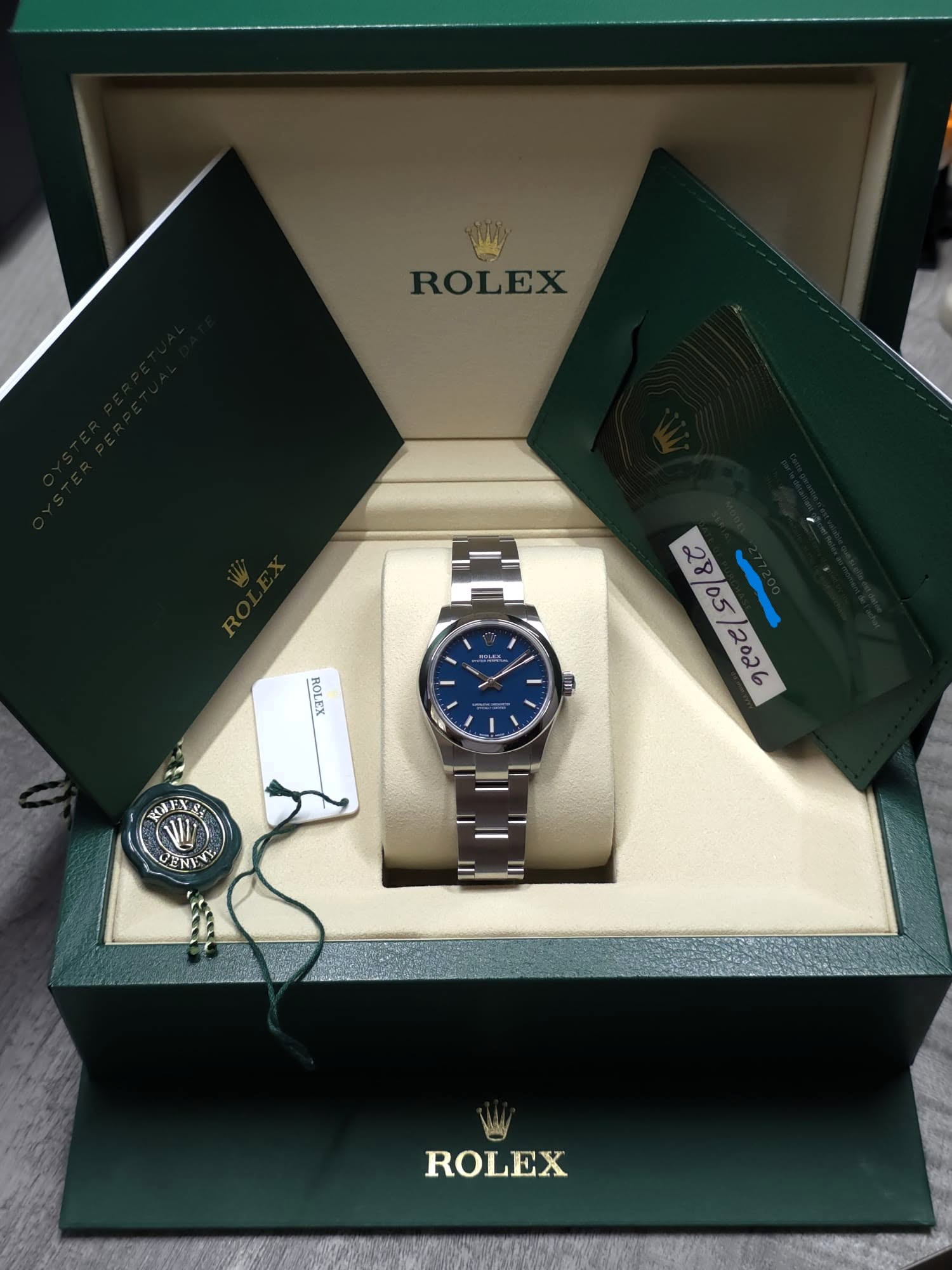 May be an image of wrist watch and text that says 'ROLEX c / ROLE.X 28 05/ ROMFYSH NLI UENIN ROLEX'